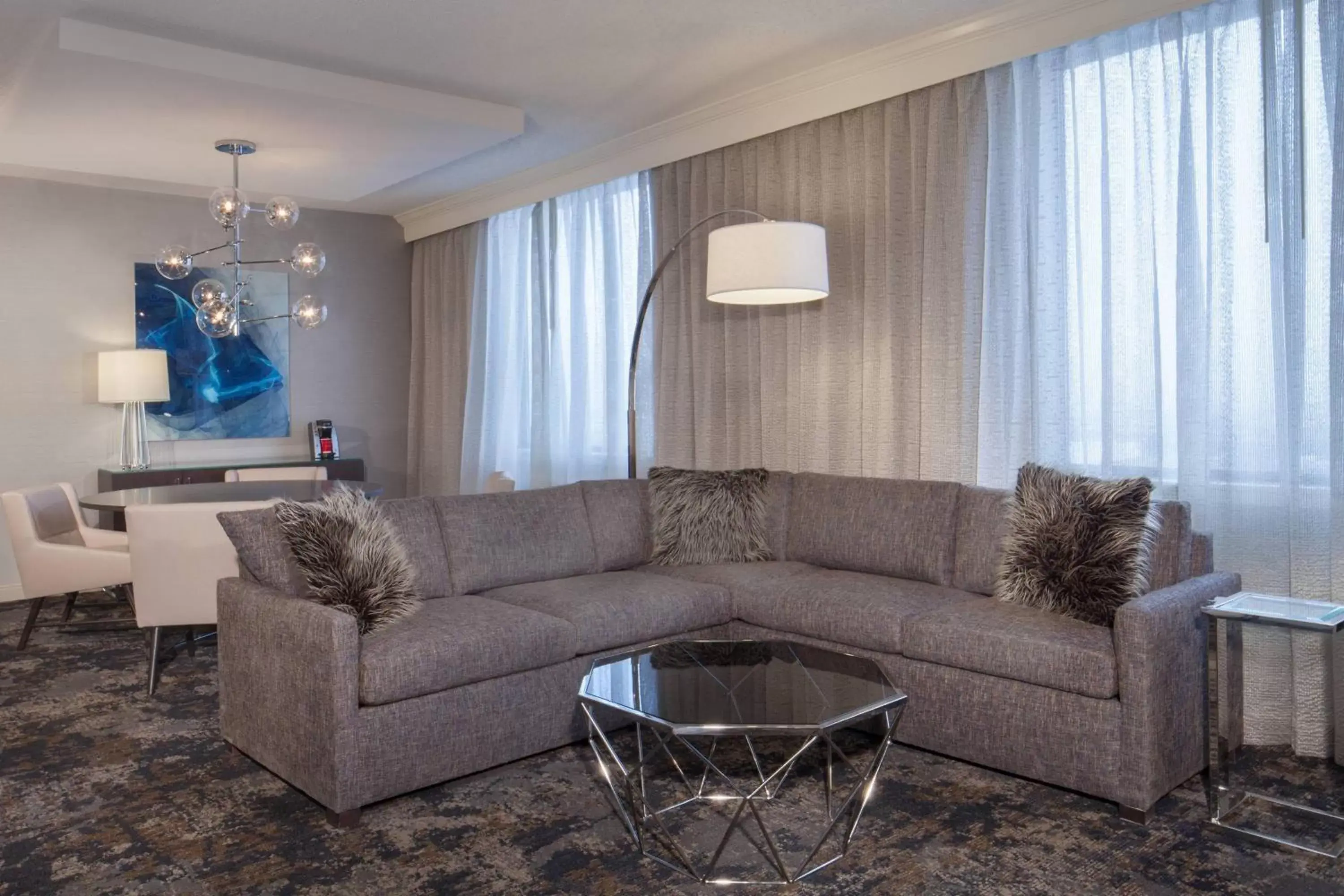 Living room, Seating Area in Dallas/Fort Worth Airport Marriott