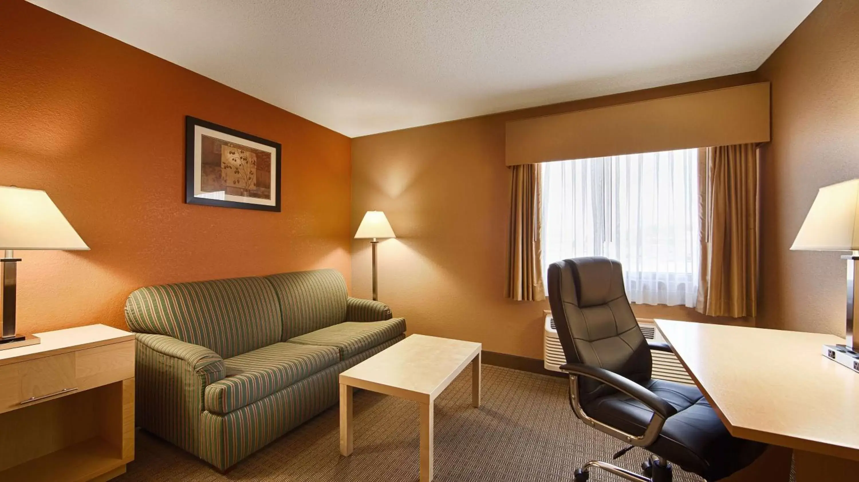 Photo of the whole room, Seating Area in Best Western Paducah Inn