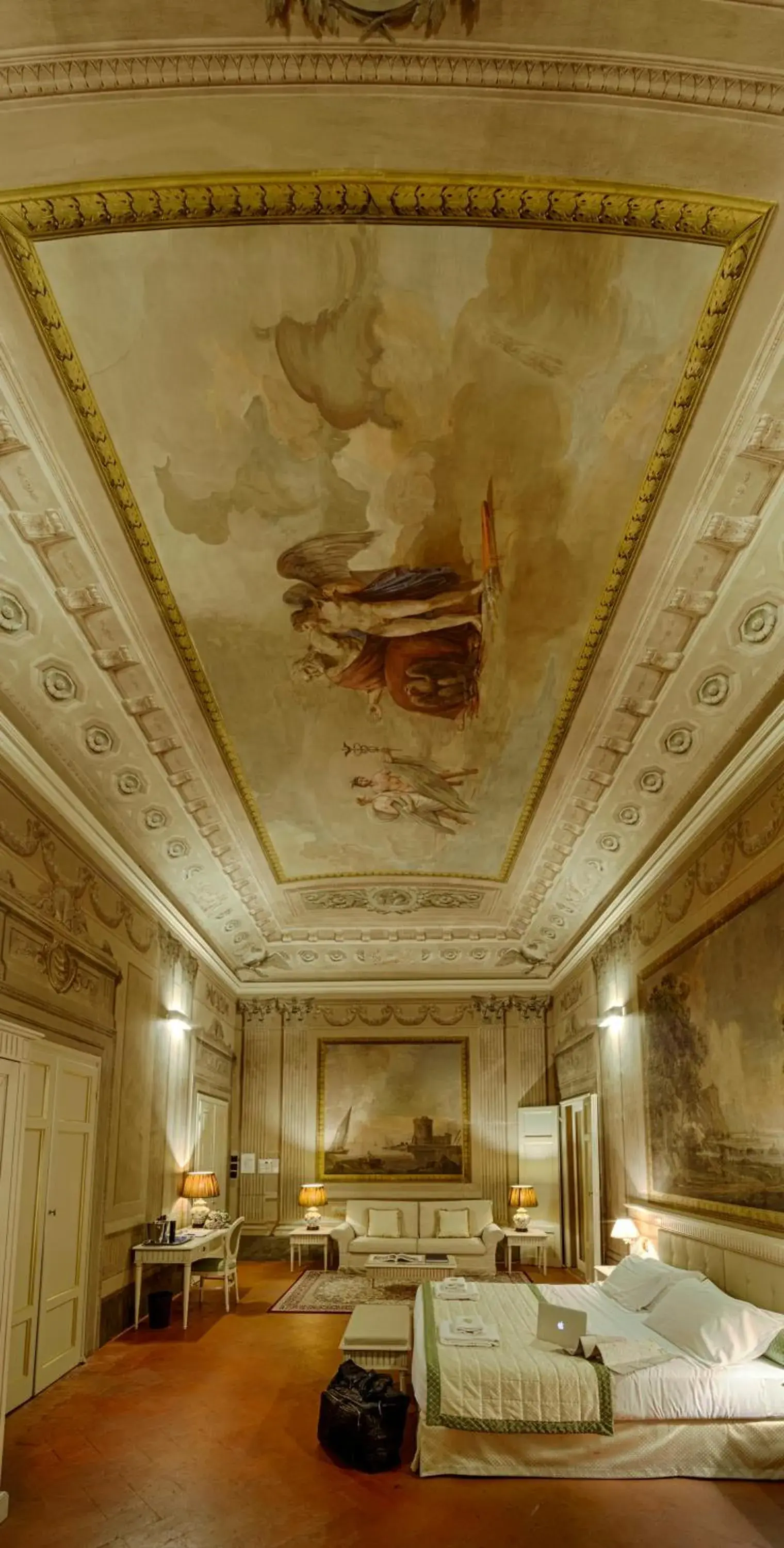 Photo of the whole room in Palazzo Guicciardini