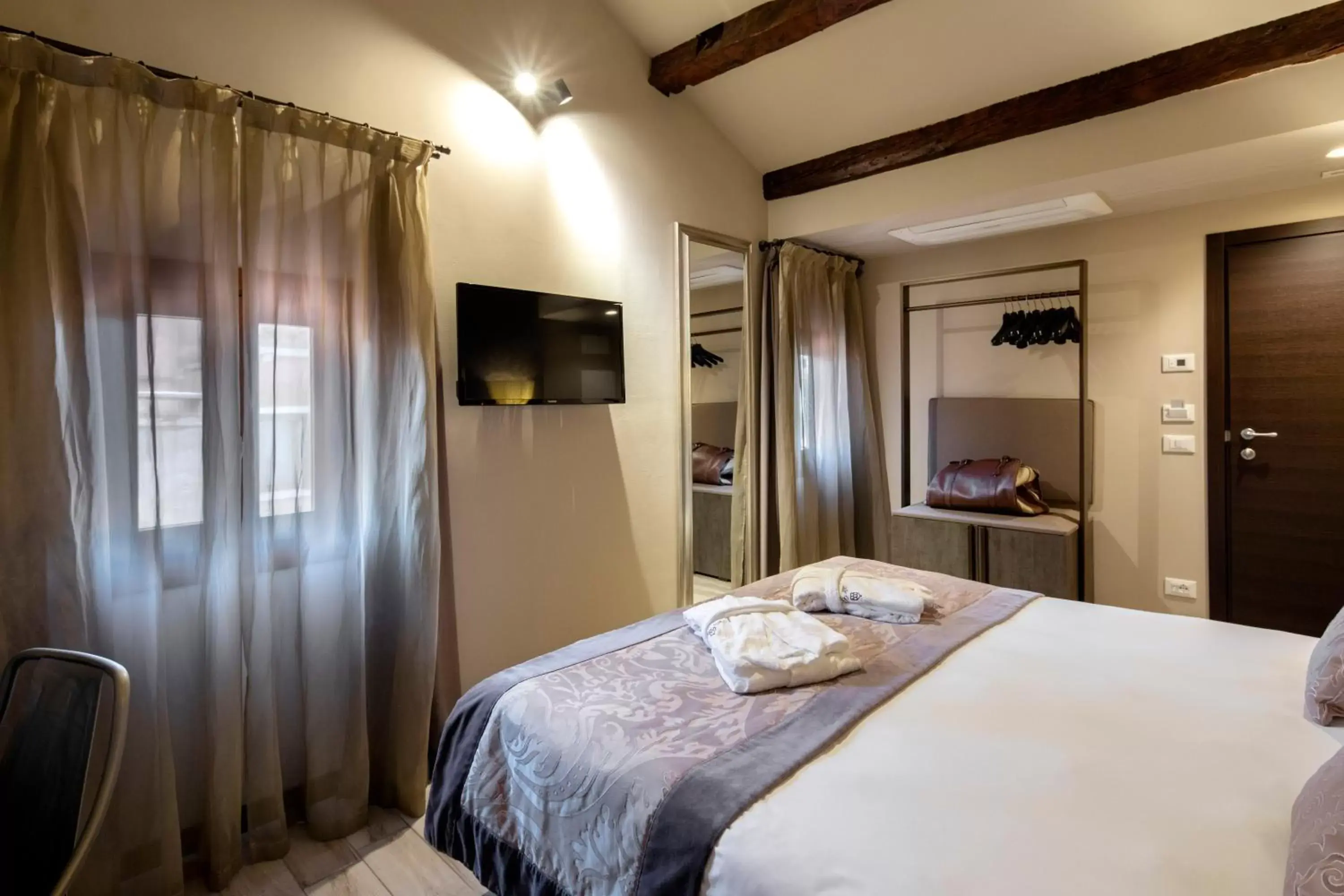 Bed in Alle Guglie Boutique Hotel