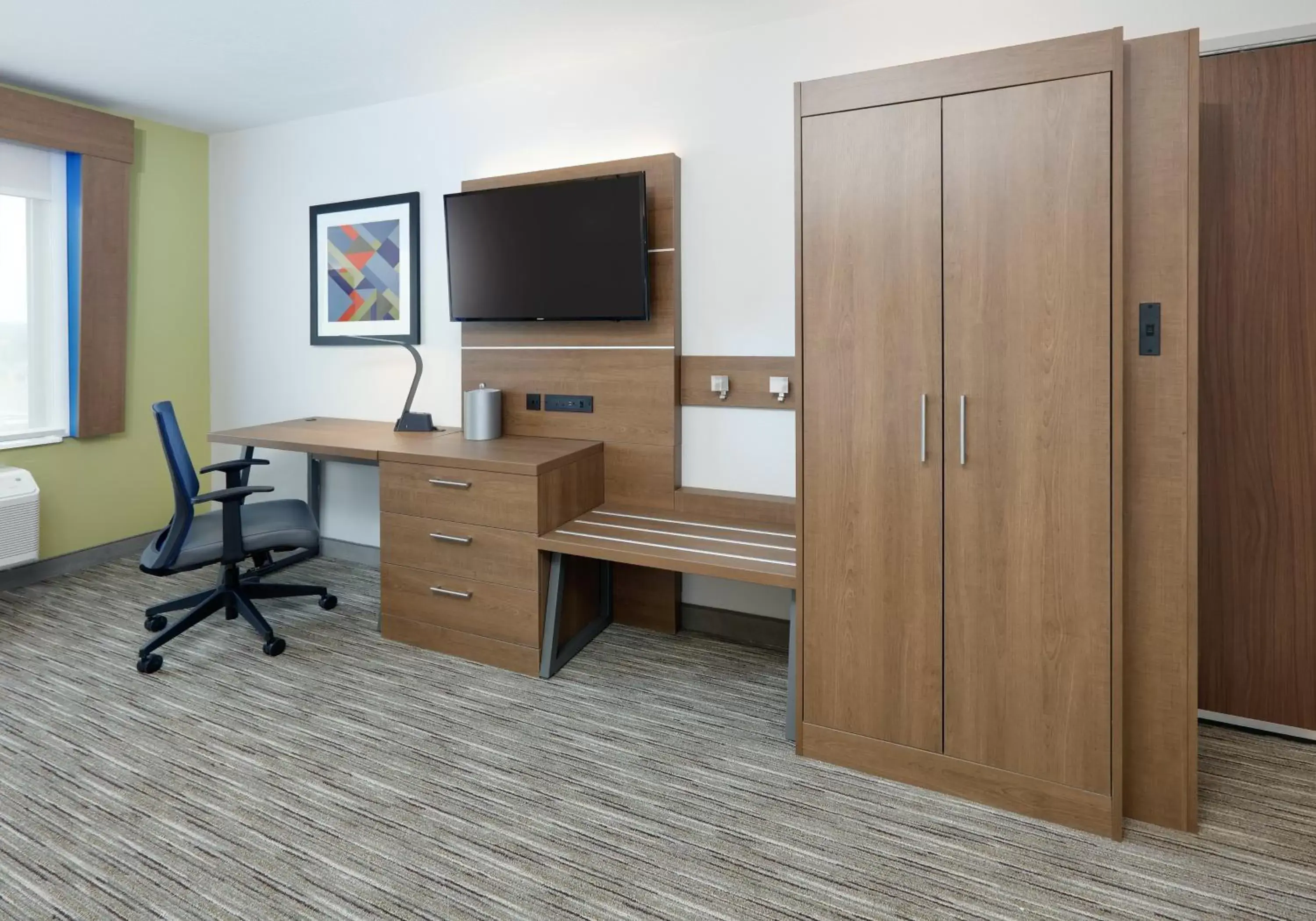 Photo of the whole room, TV/Entertainment Center in Holiday Inn Express Northwest near Sea World, an IHG Hotel