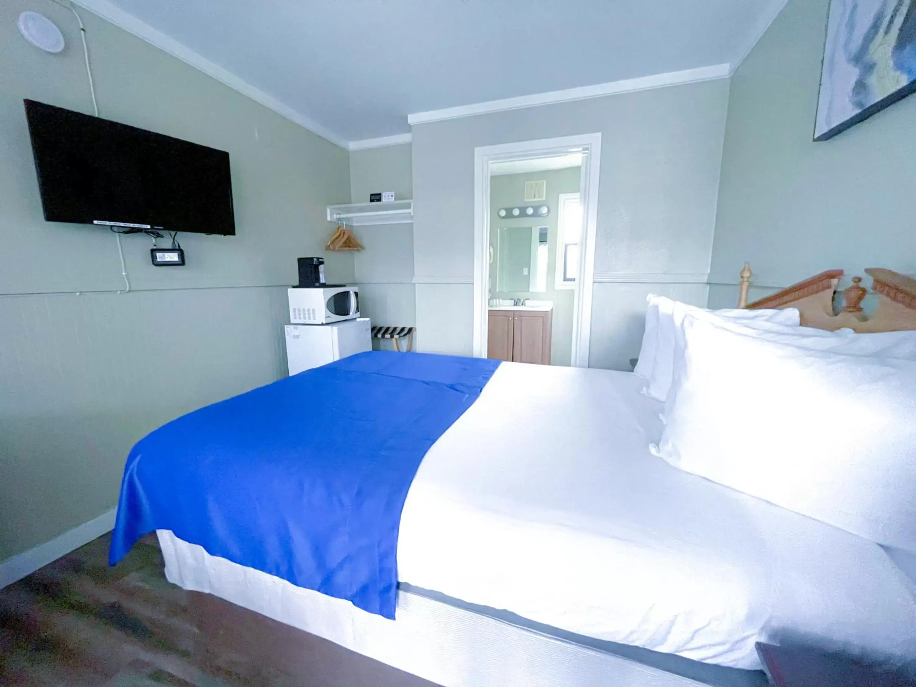Bed in Omeo Suites Glass Beach