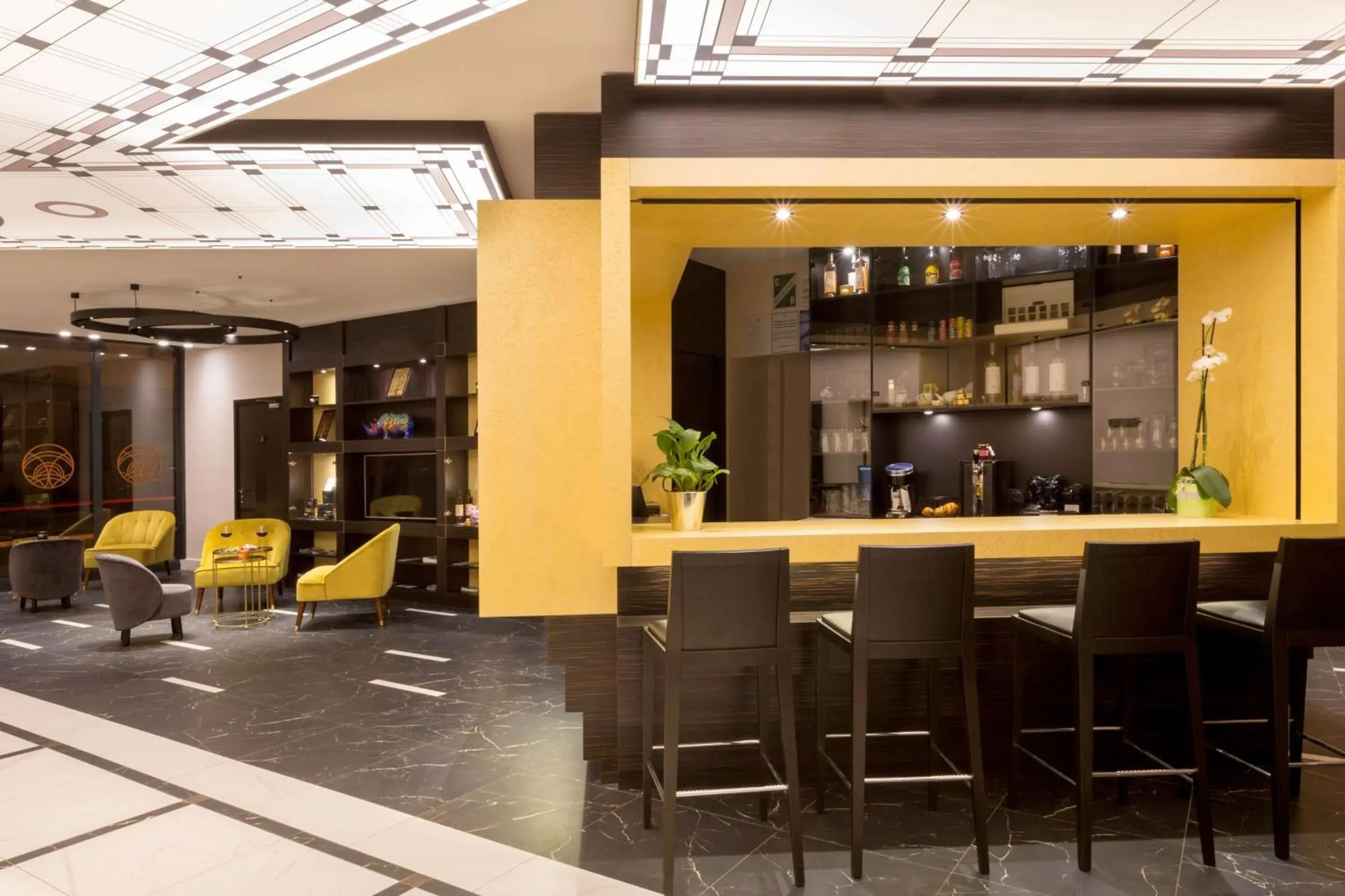 Lounge or bar in Best Western Hotel Journel Saint-Laurent-du-Var