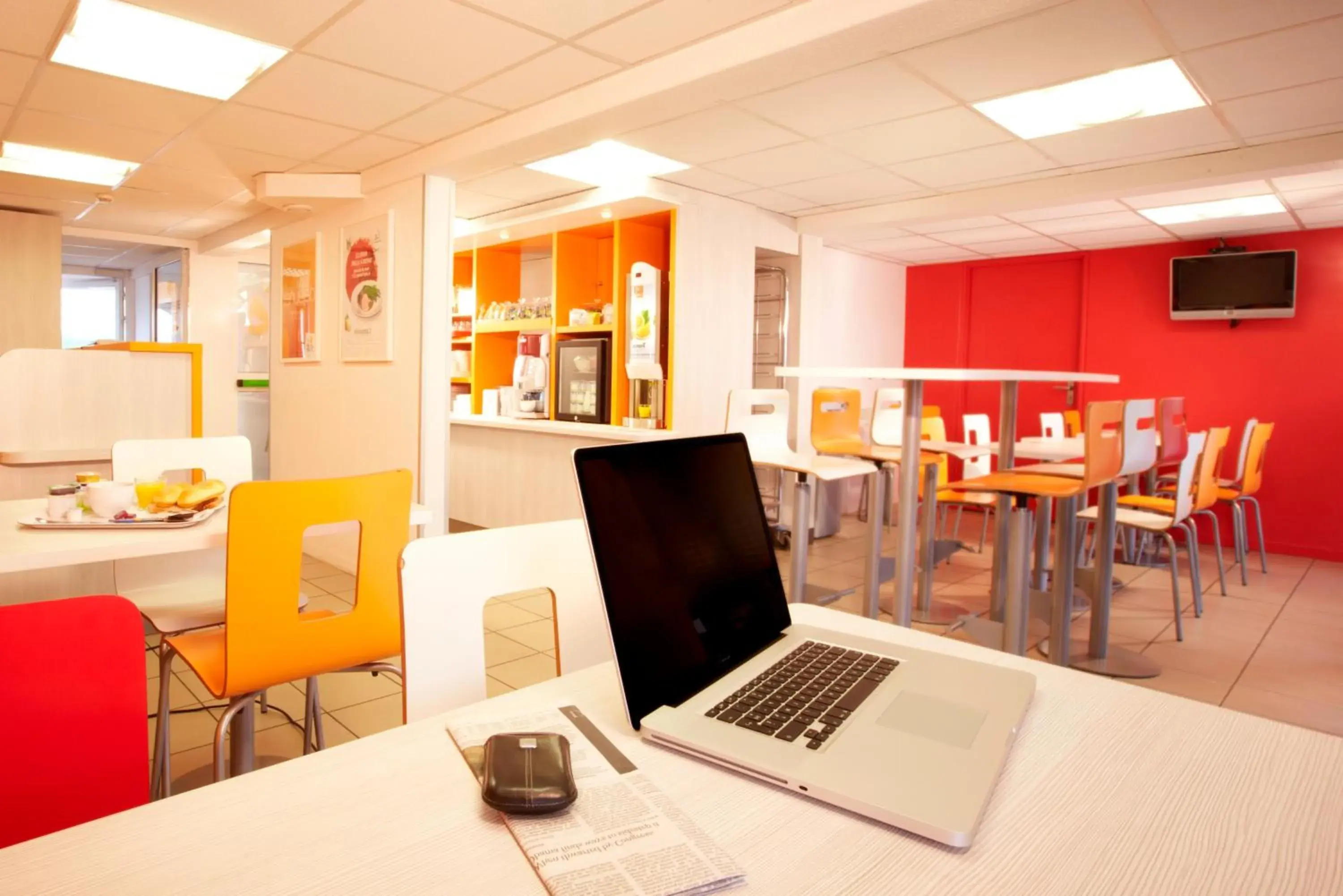 Seating area, Restaurant/Places to Eat in Premiere Classe Montauban