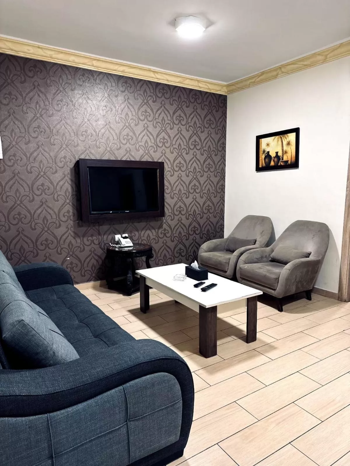 Communal lounge/ TV room in Balcony Hotel