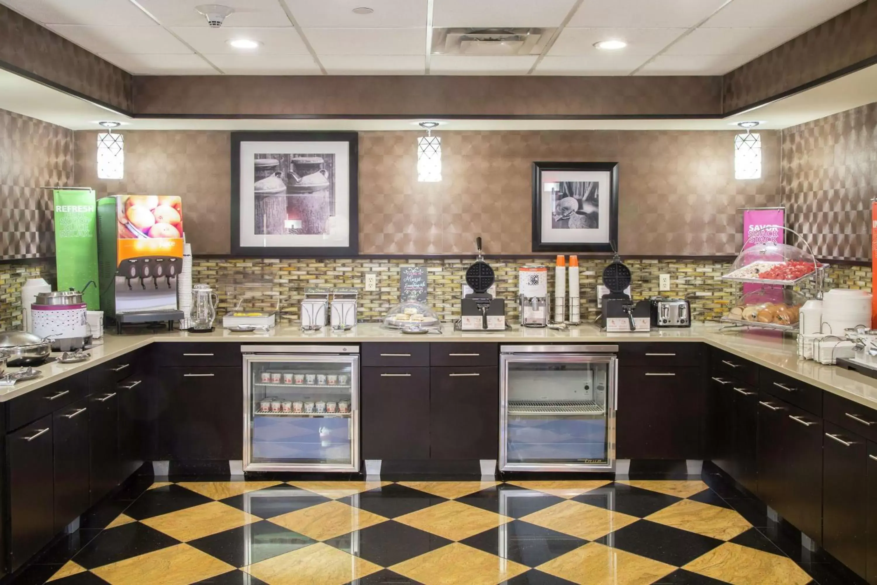 Dining area, Kitchen/Kitchenette in Hampton Inn Oxford-West