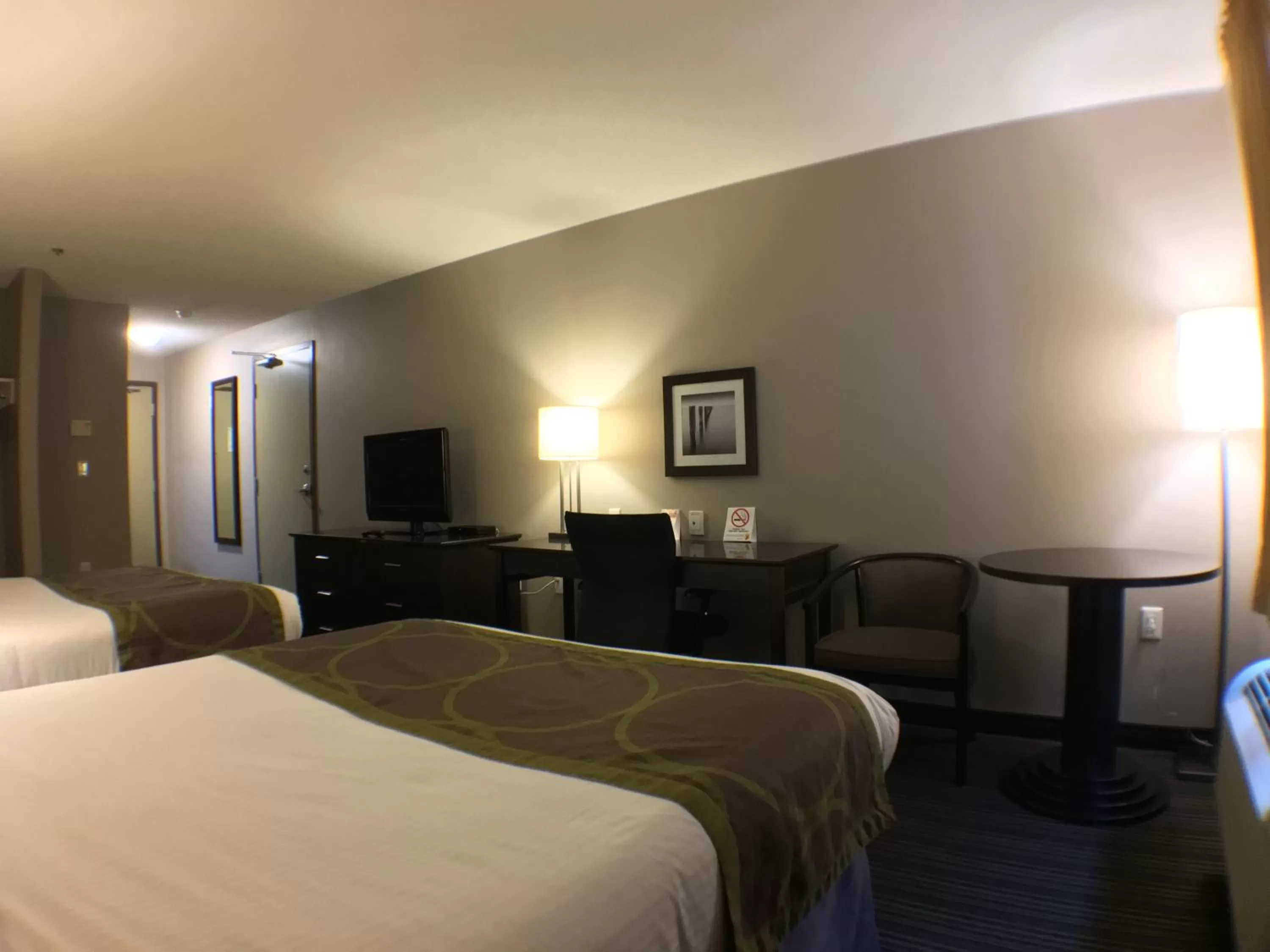 Photo of the whole room, Bed in Super 8 by Wyndham Kapuskasing