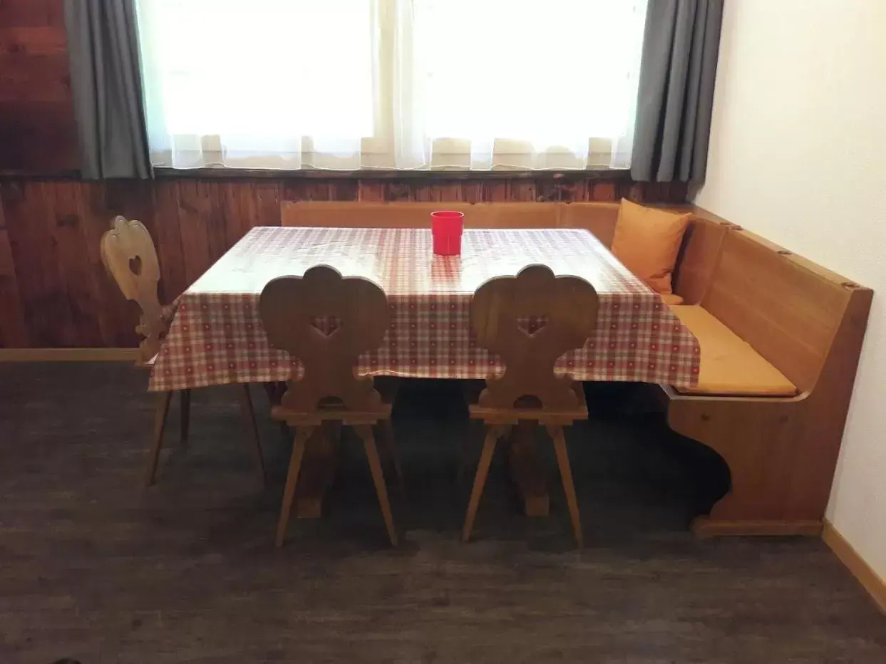 Dining Area in Ferien in der Bergwelt von Adelboden