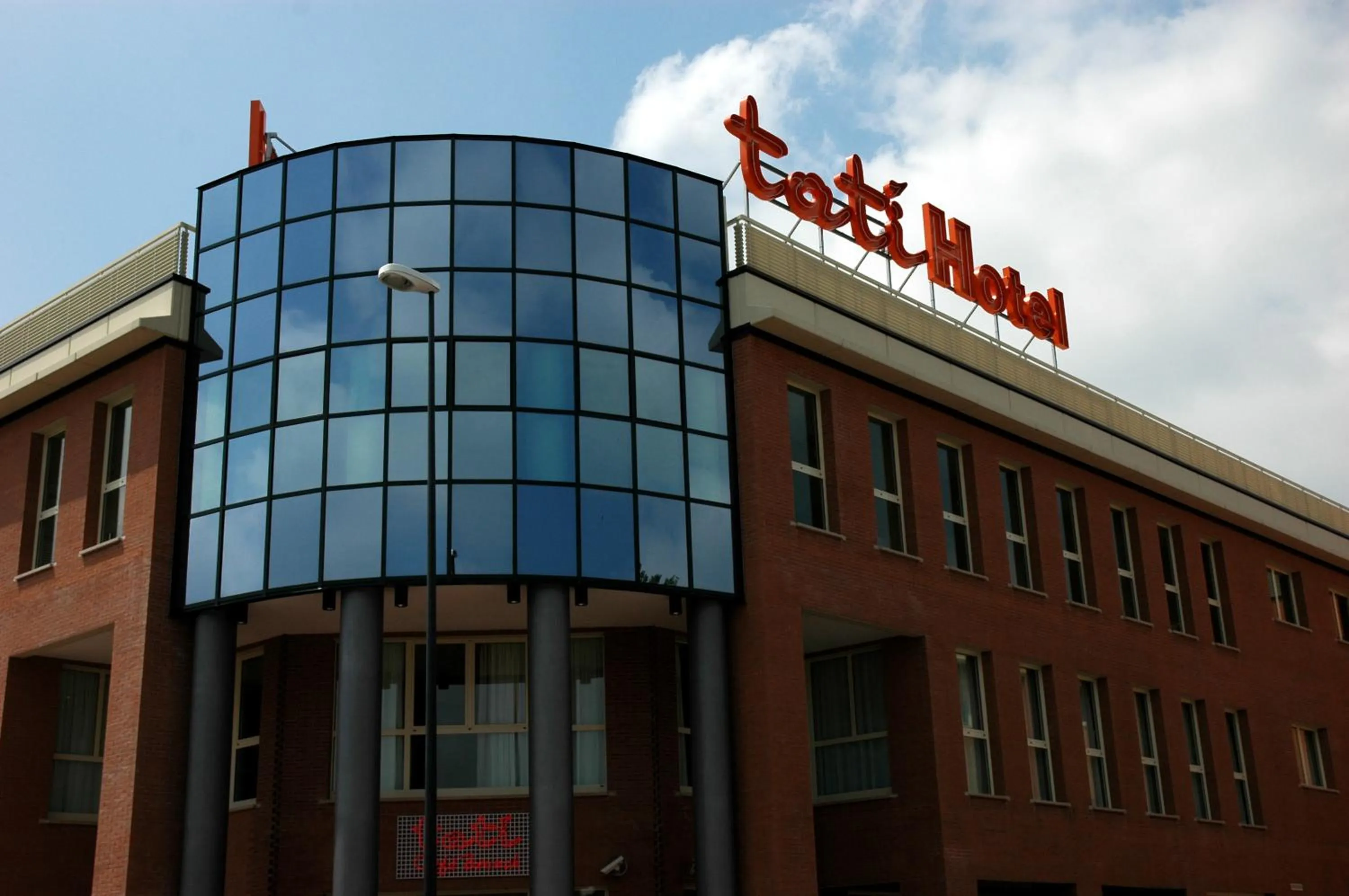 Facade/entrance in Tatì Hotel