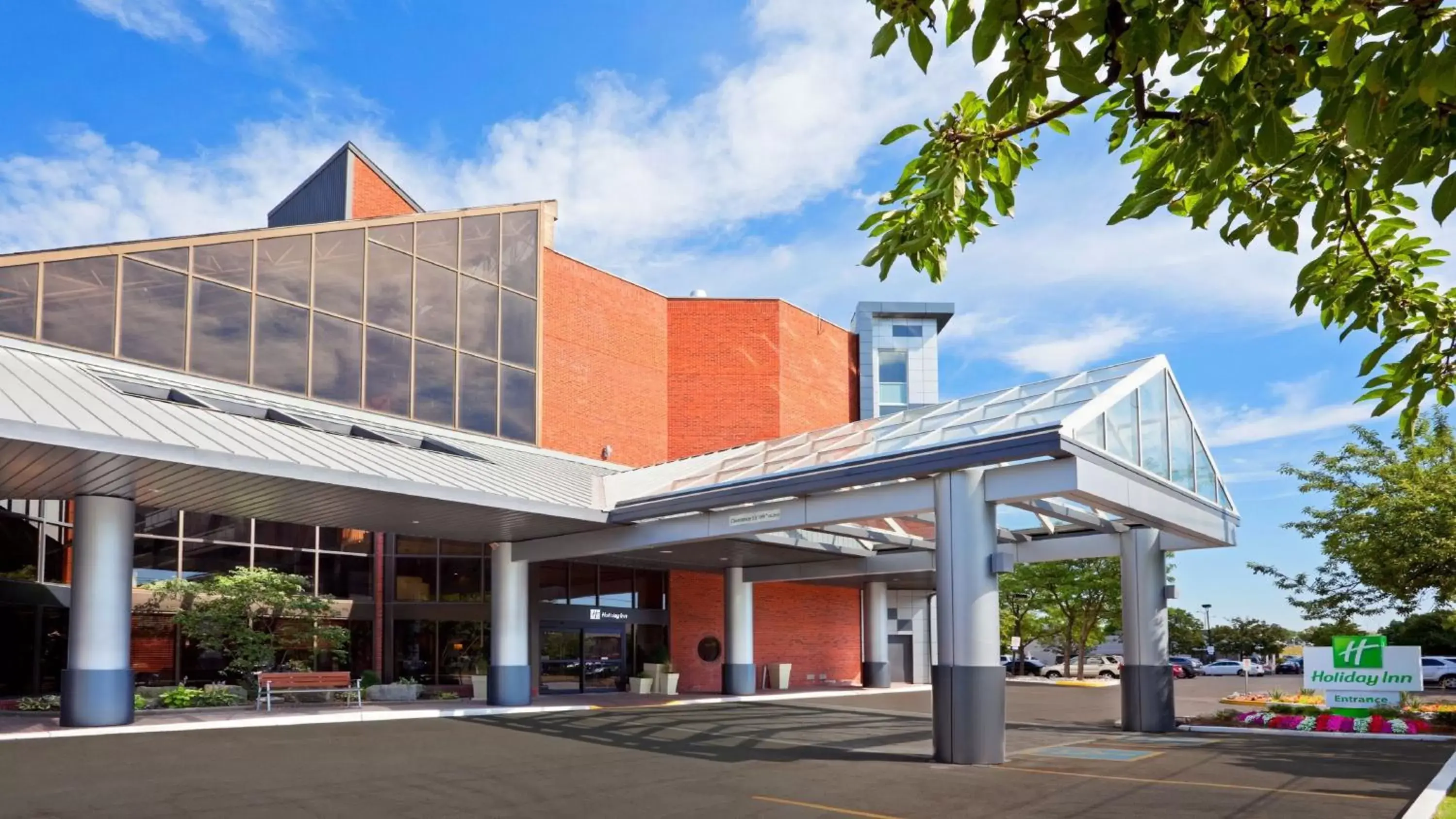 Property Building in Holiday Inn Oakville Centre, an IHG Hotel