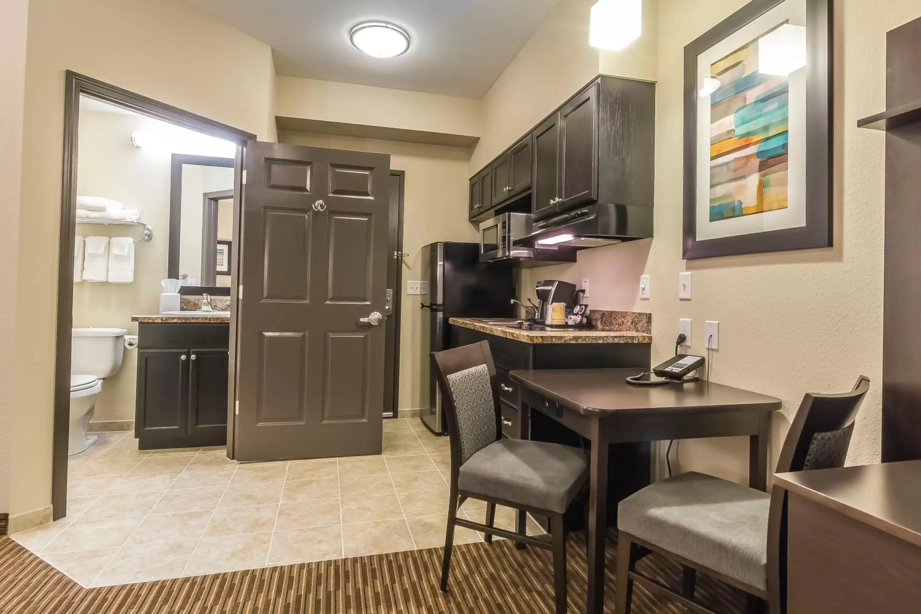 Kitchen or kitchenette, TV/Entertainment Center in Quality Inn & Suites