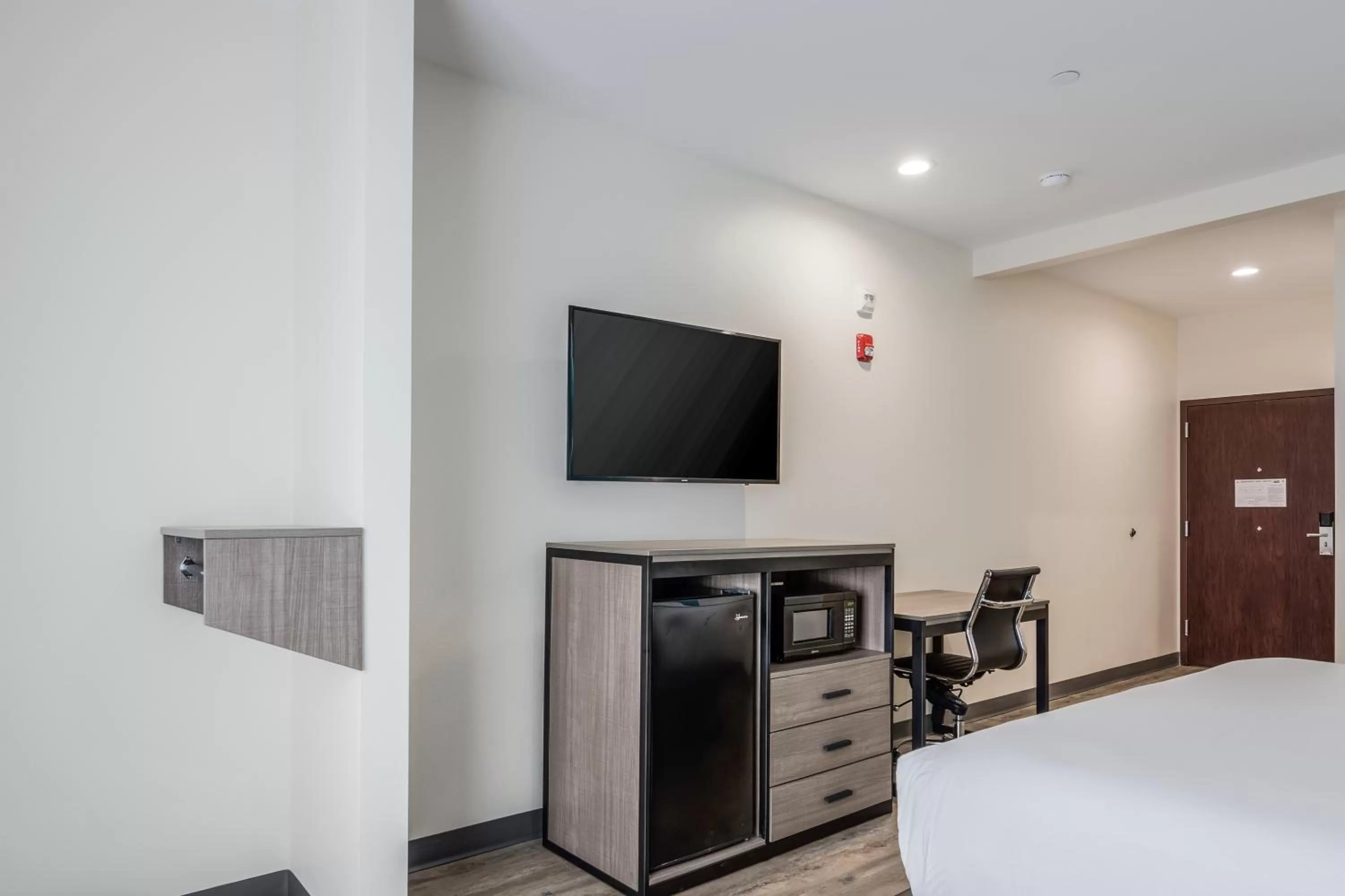 TV and multimedia, Bed in Red Lion Inn & Suites Katy