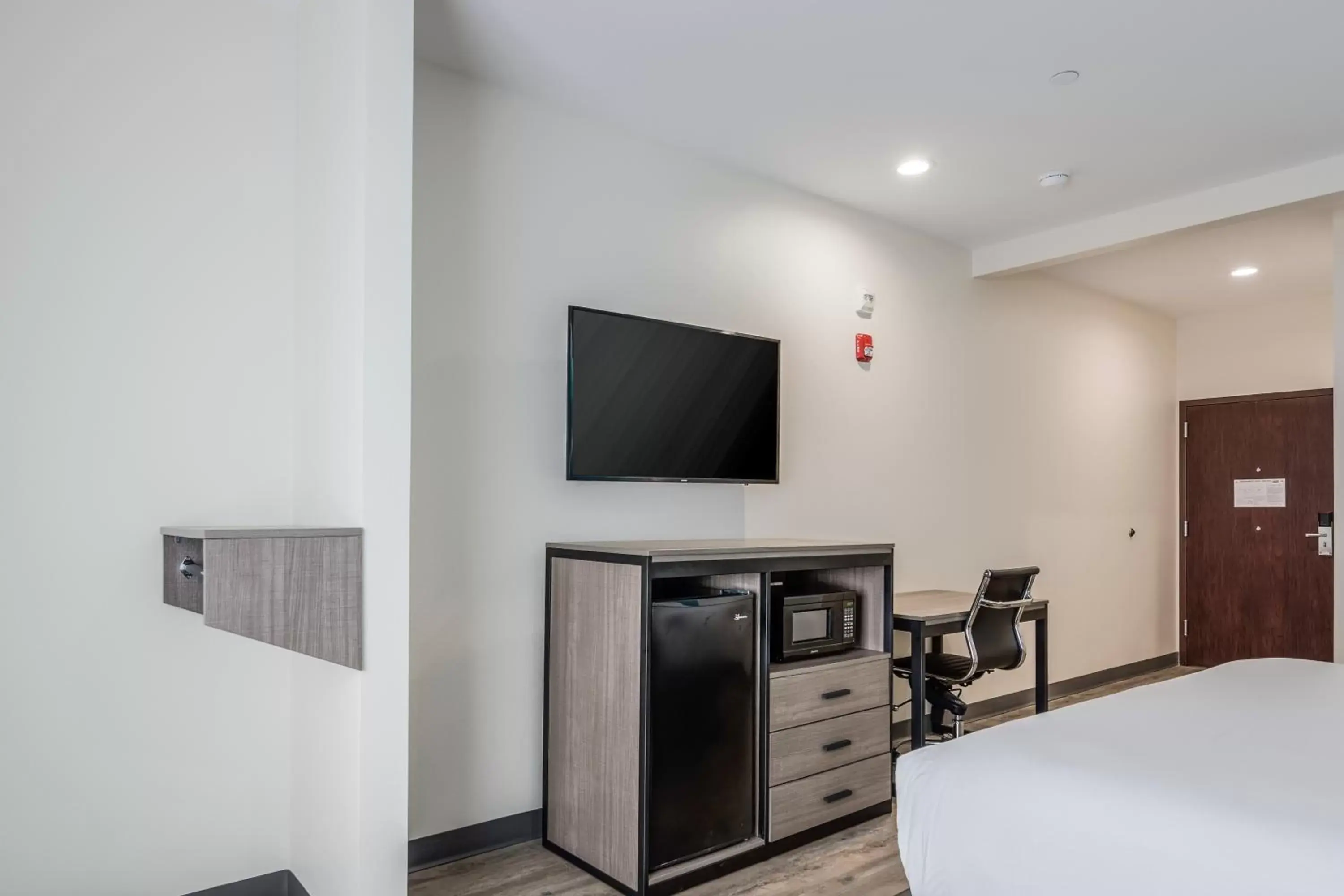 TV and multimedia, TV/Entertainment Center in Red Lion Inn & Suites Katy