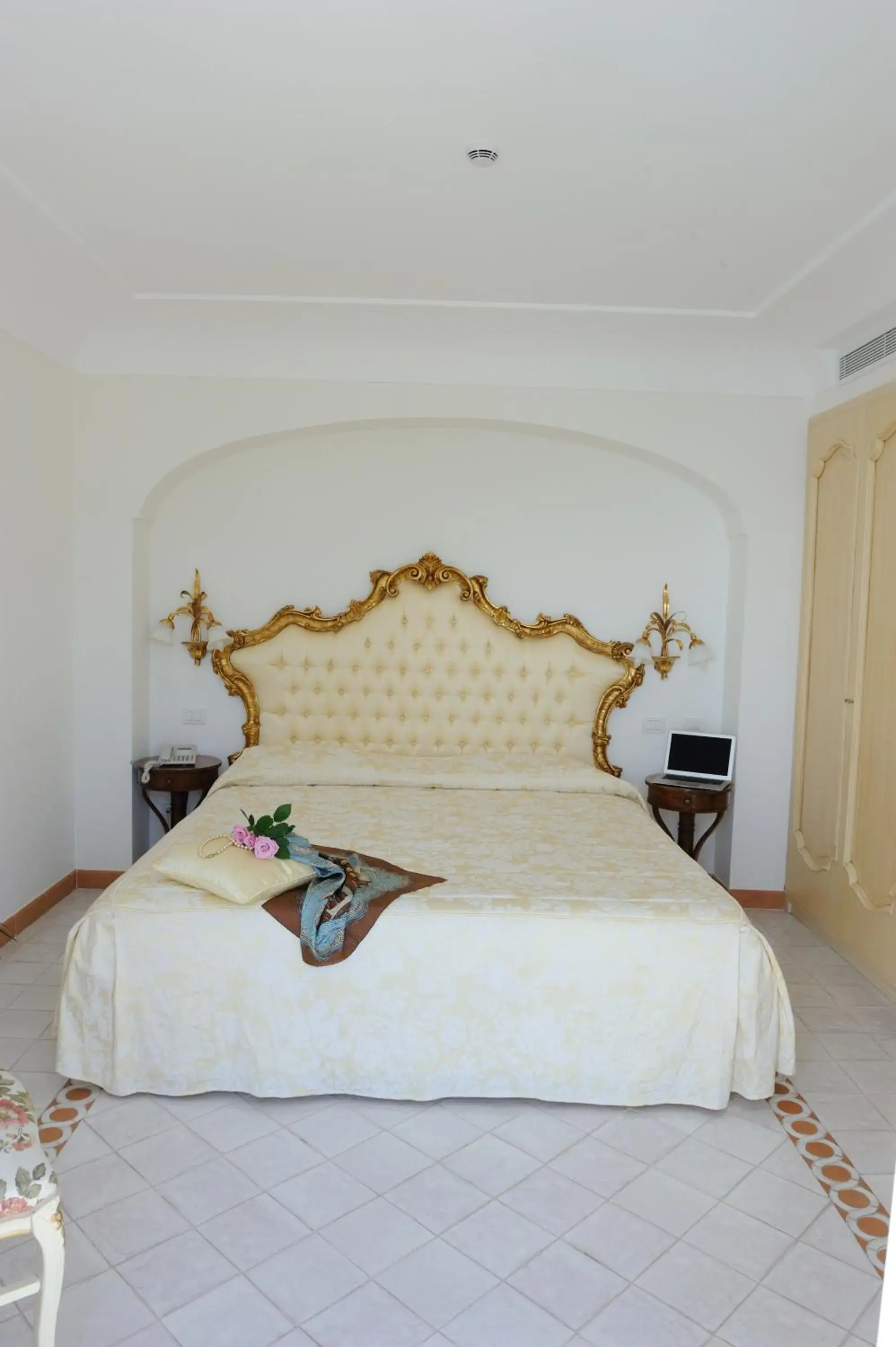 Bed in Hotel Villa Fraulo