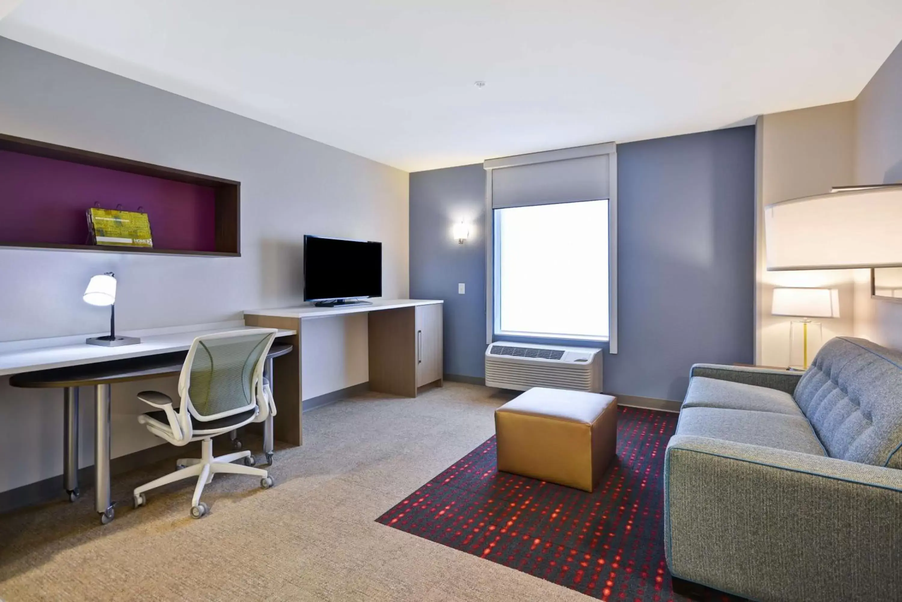 Living room, TV/Entertainment Center in Home2 Suites By Hilton Columbus Airport East Broad
