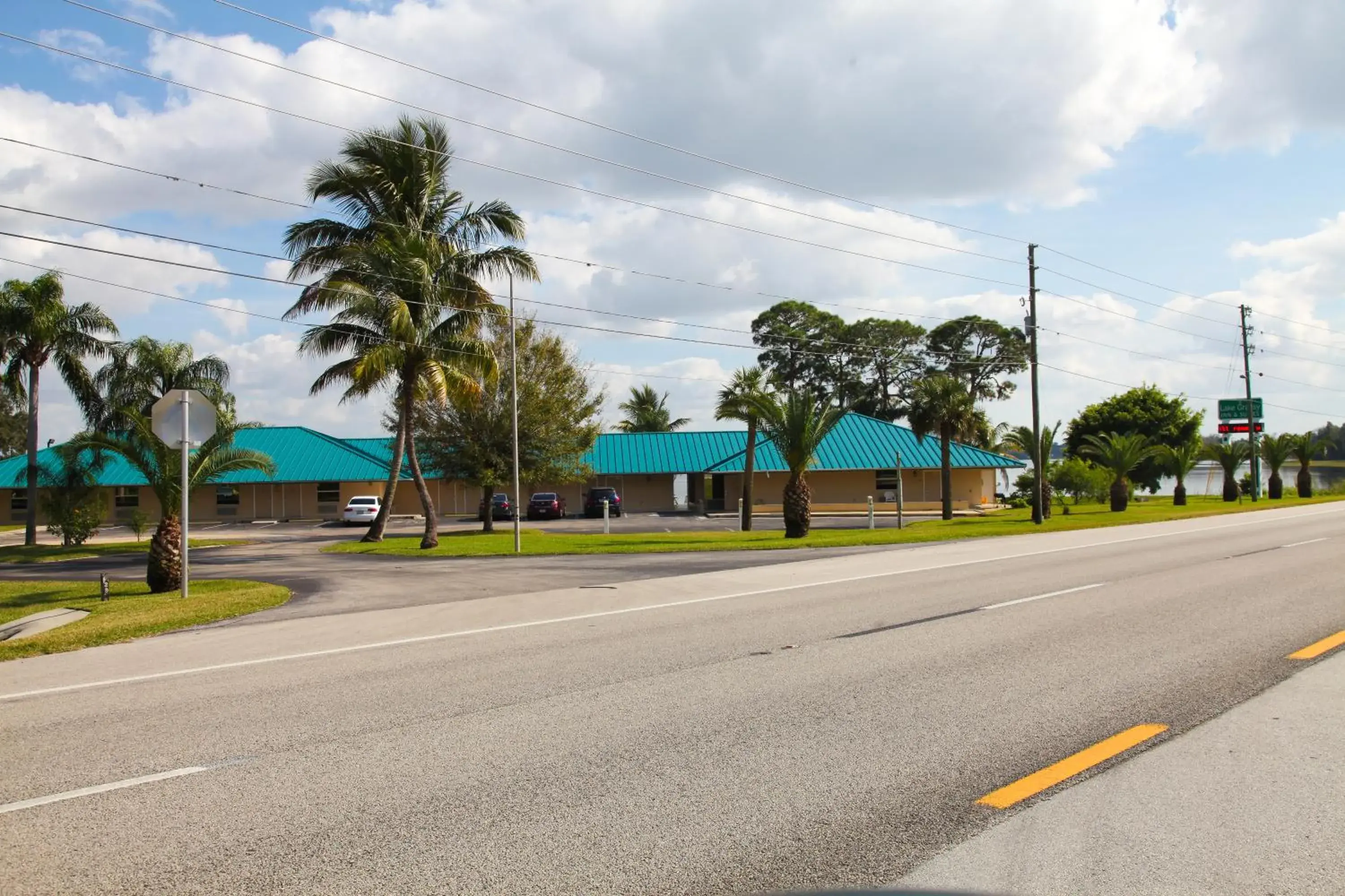 Facade/entrance in Lake Grassy Inn & Suites Facade/entrance in Lake Grassy Inn & Suites