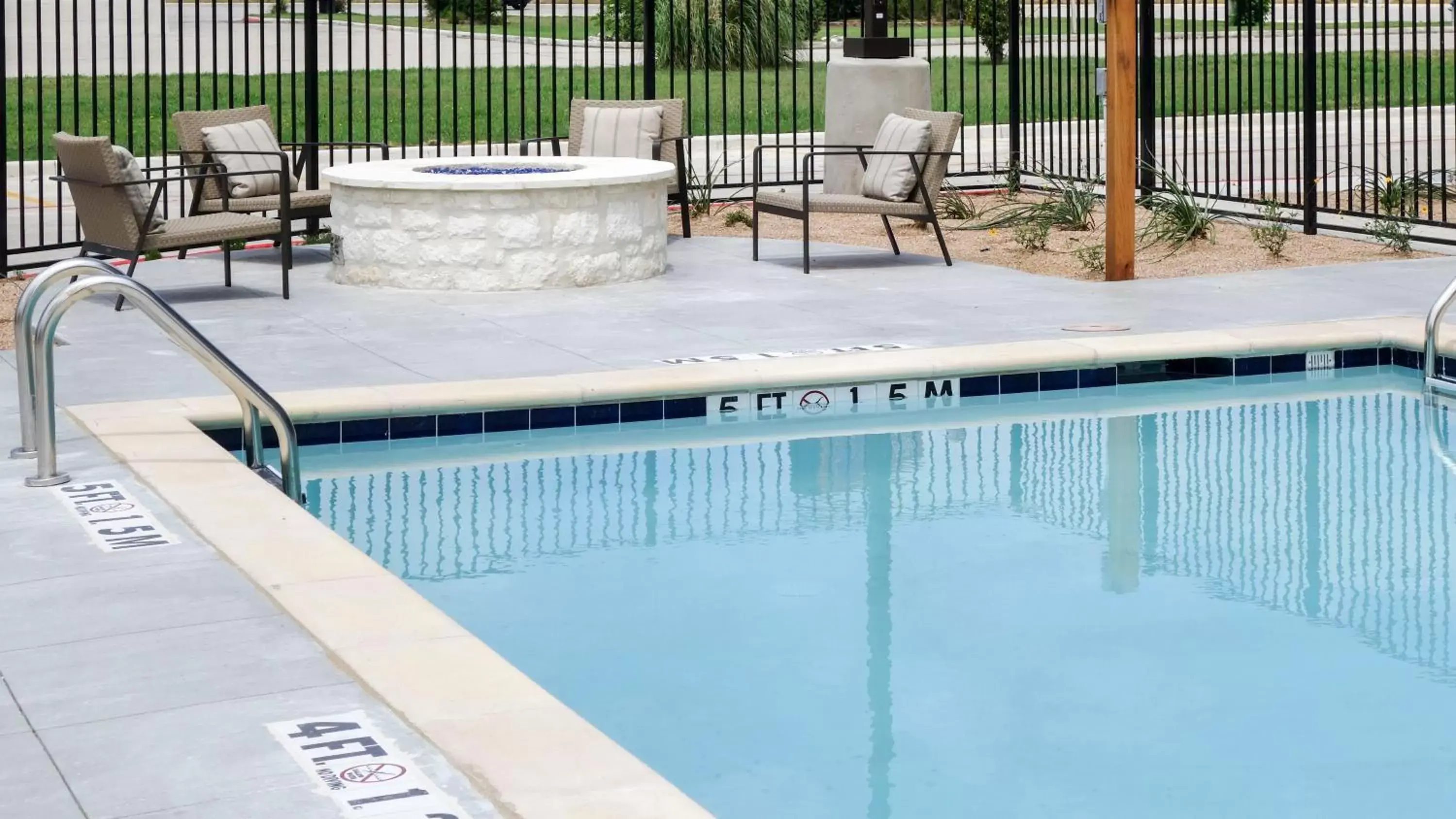 Swimming pool in Country Inn & Suites by Radisson, New Braunfels, TX Swimming pool in Country Inn & Suites by Radisson, New Braunfels, TX