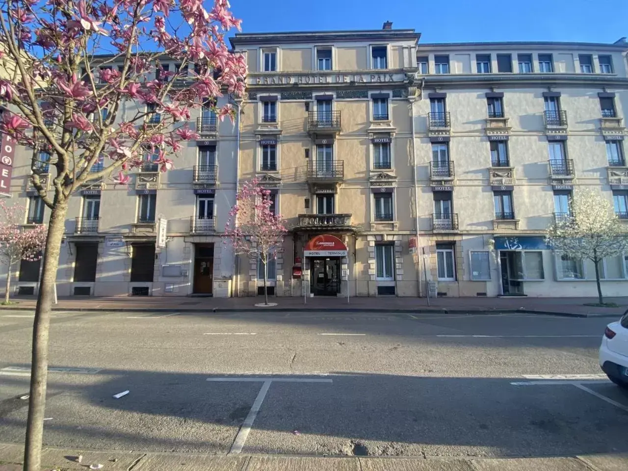 Property Building in The Originals Boutique, Hôtel Terminus, Bourg-en-Bresse Gare (Qualys-Hotel)