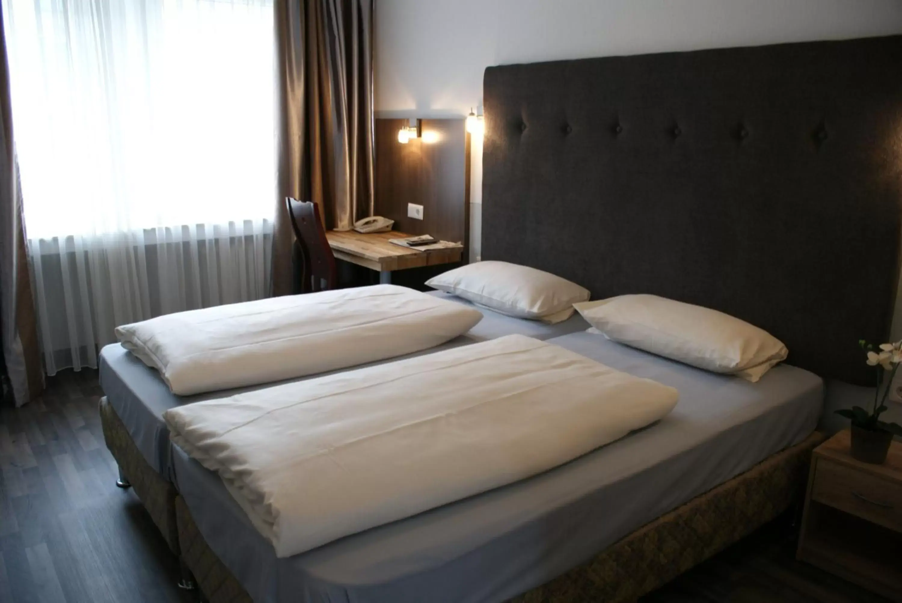 Photo of the whole room, Bed in Bahn-Hotel