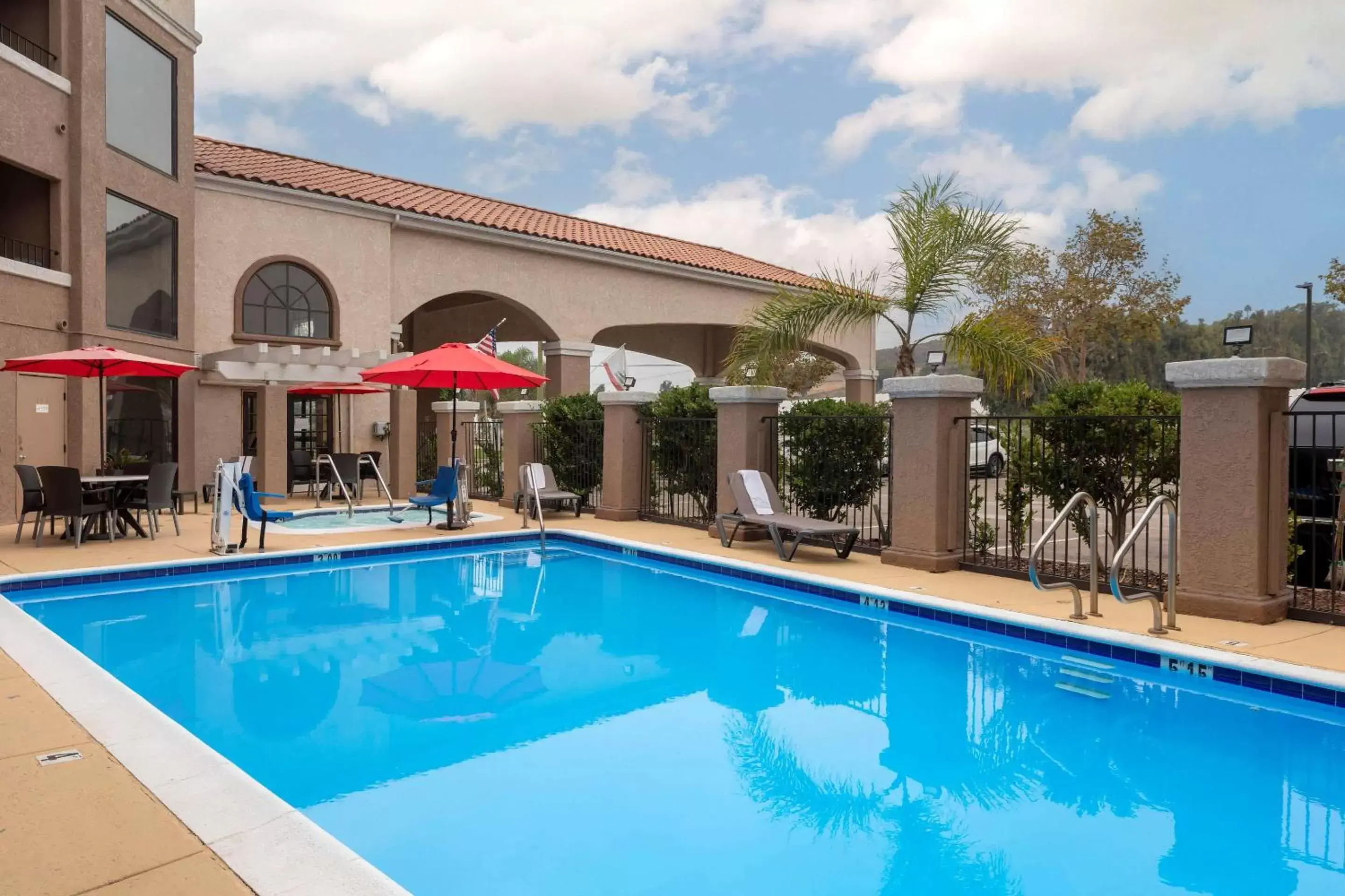 Swimming pool, Property Building in Quality Inn & Suites Camarillo-Oxnard