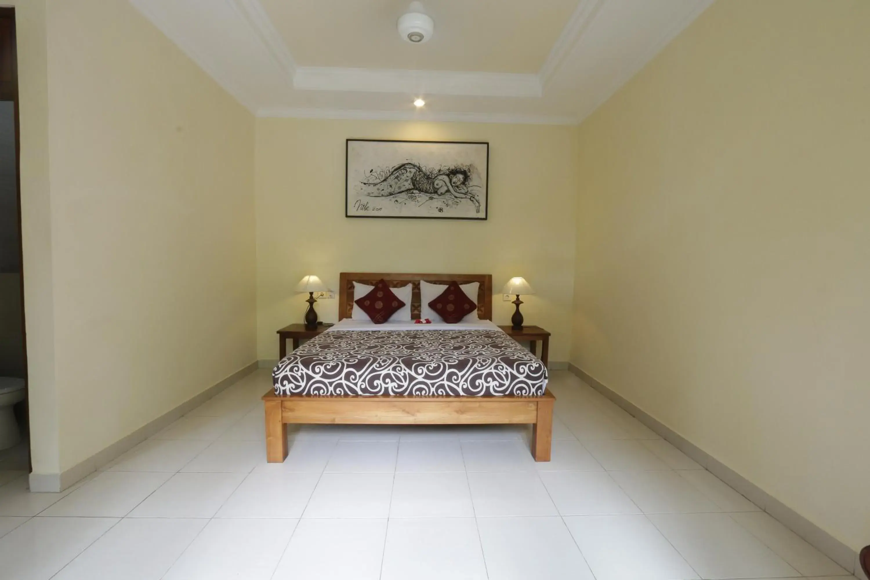 Photo of the whole room, Bed in Frangipani Bungalow