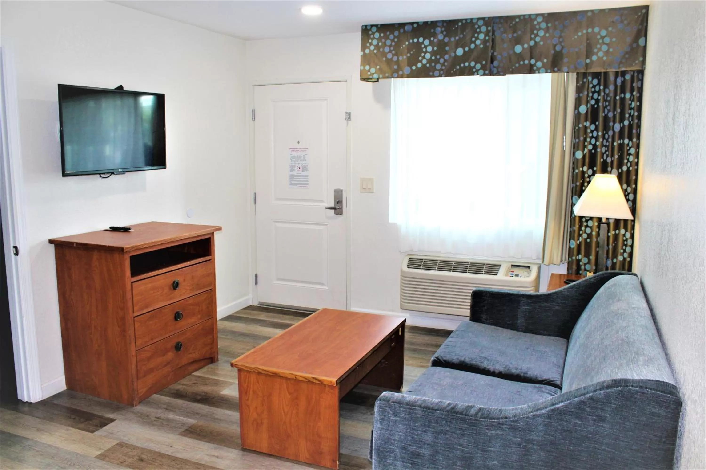 Living room in Howard Johnson Suites by Wyndham San Diego Chula Vista BayFront