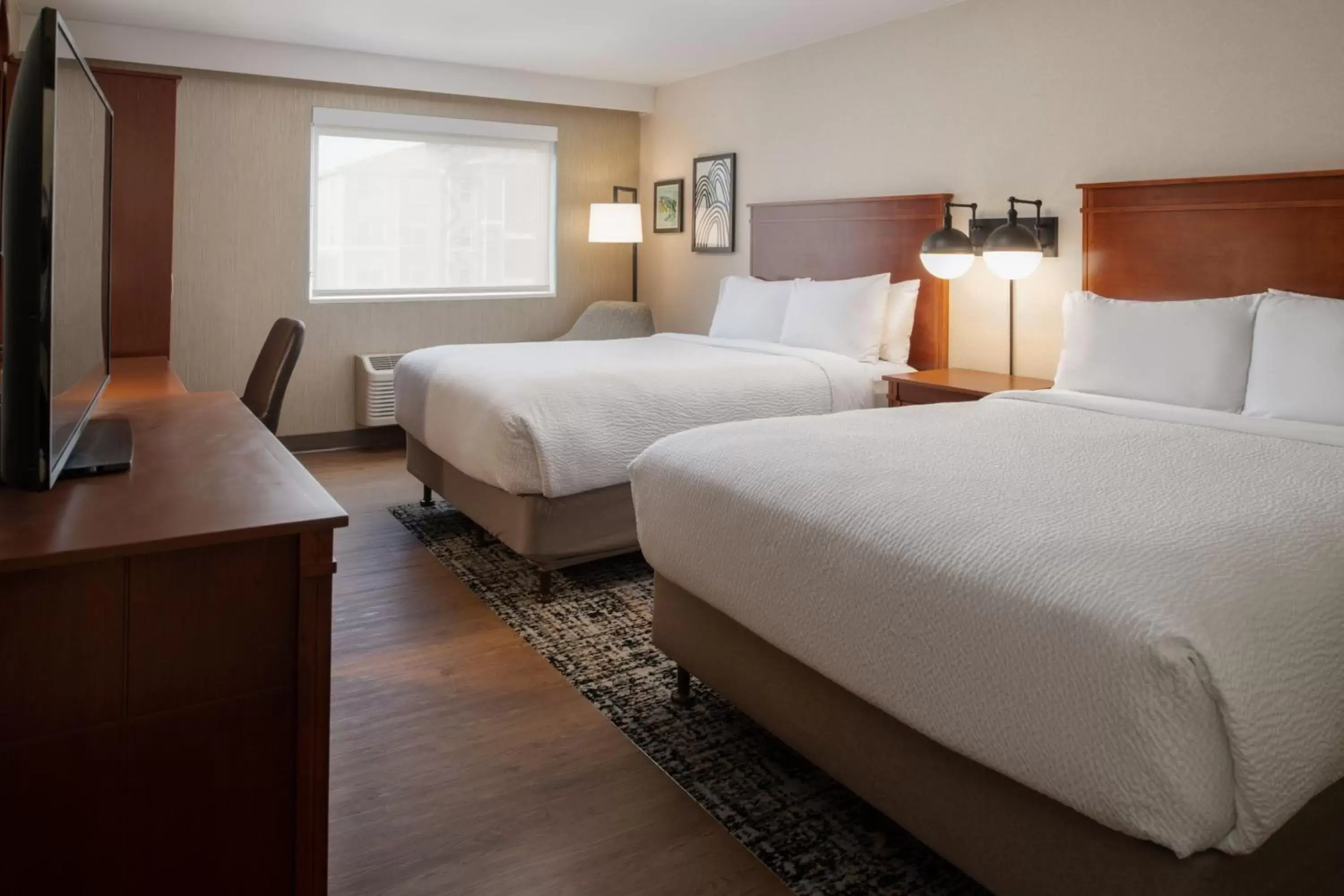 Photo of the whole room, Bed in Four Points by Sheraton Bellingham Hotel & Conference Center