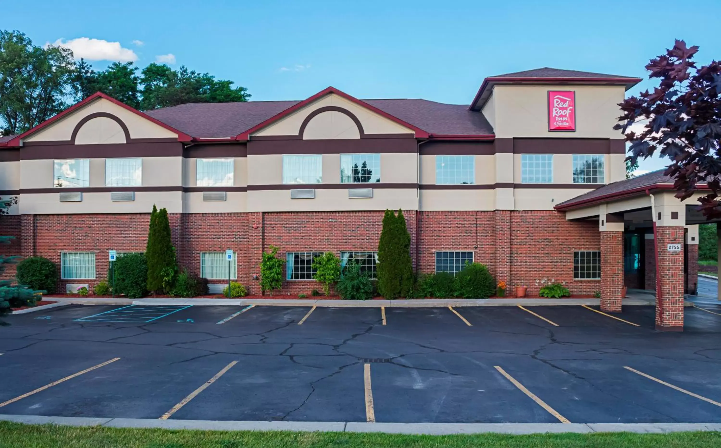Property Building in Red Roof Inn & Suites Lake Orion / Auburn Hills