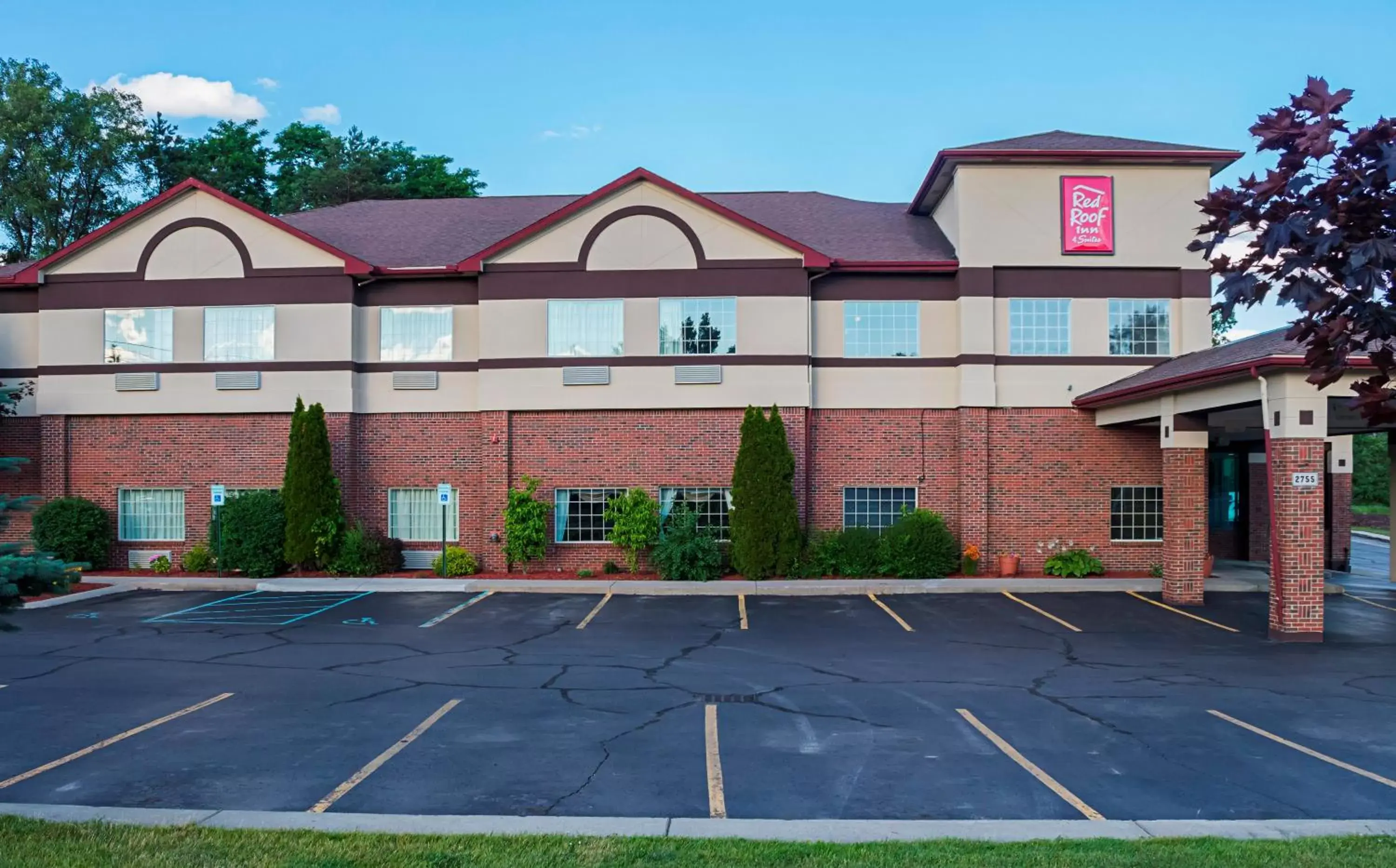 Property building in Red Roof Inn & Suites Lake Orion / Auburn Hills Property building in Red Roof Inn & Suites Lake Orion / Auburn Hills