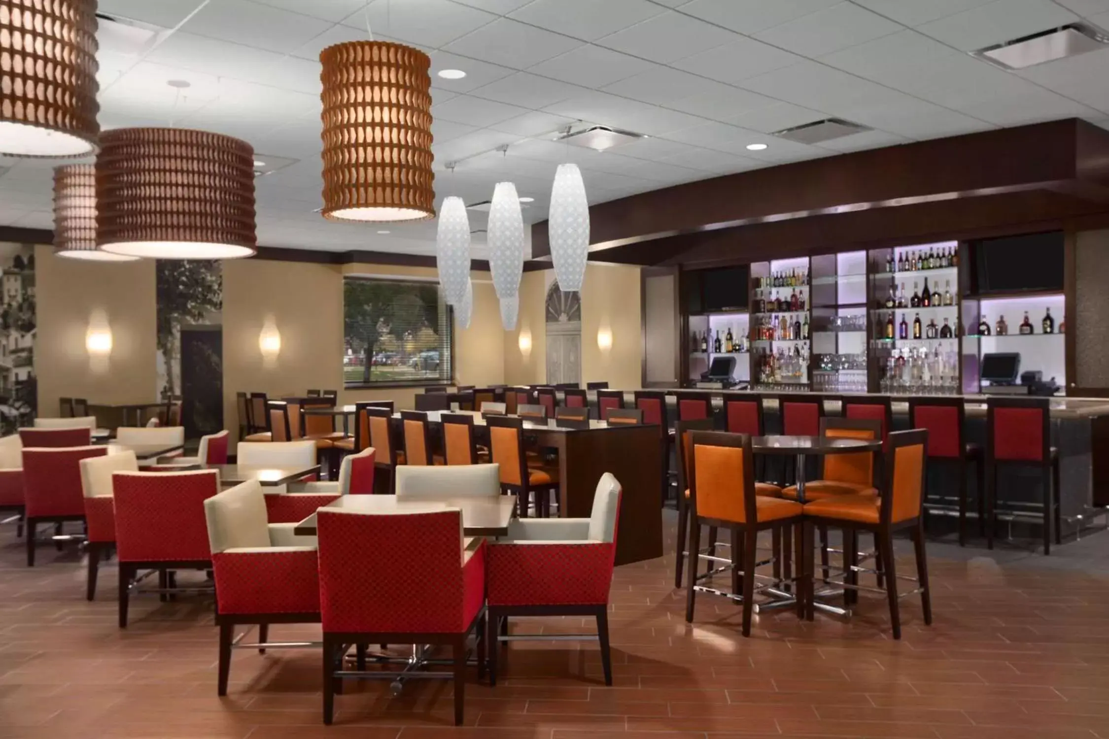 Lounge or bar, Restaurant/Places to Eat in Embassy Suites by Hilton Chicago O'Hare Rosemont