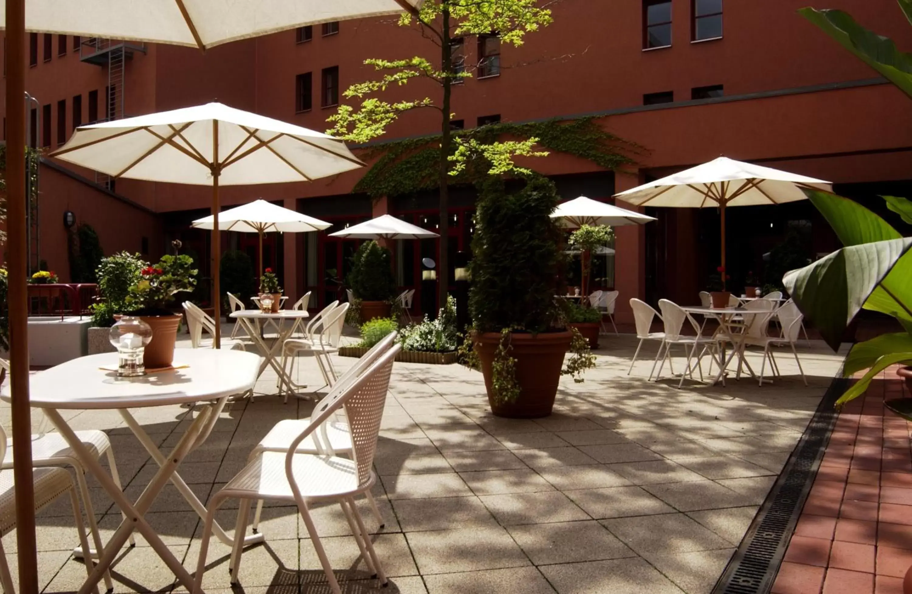 Balcony/Terrace, Restaurant/Places to Eat in TRYP by Wyndham Halle