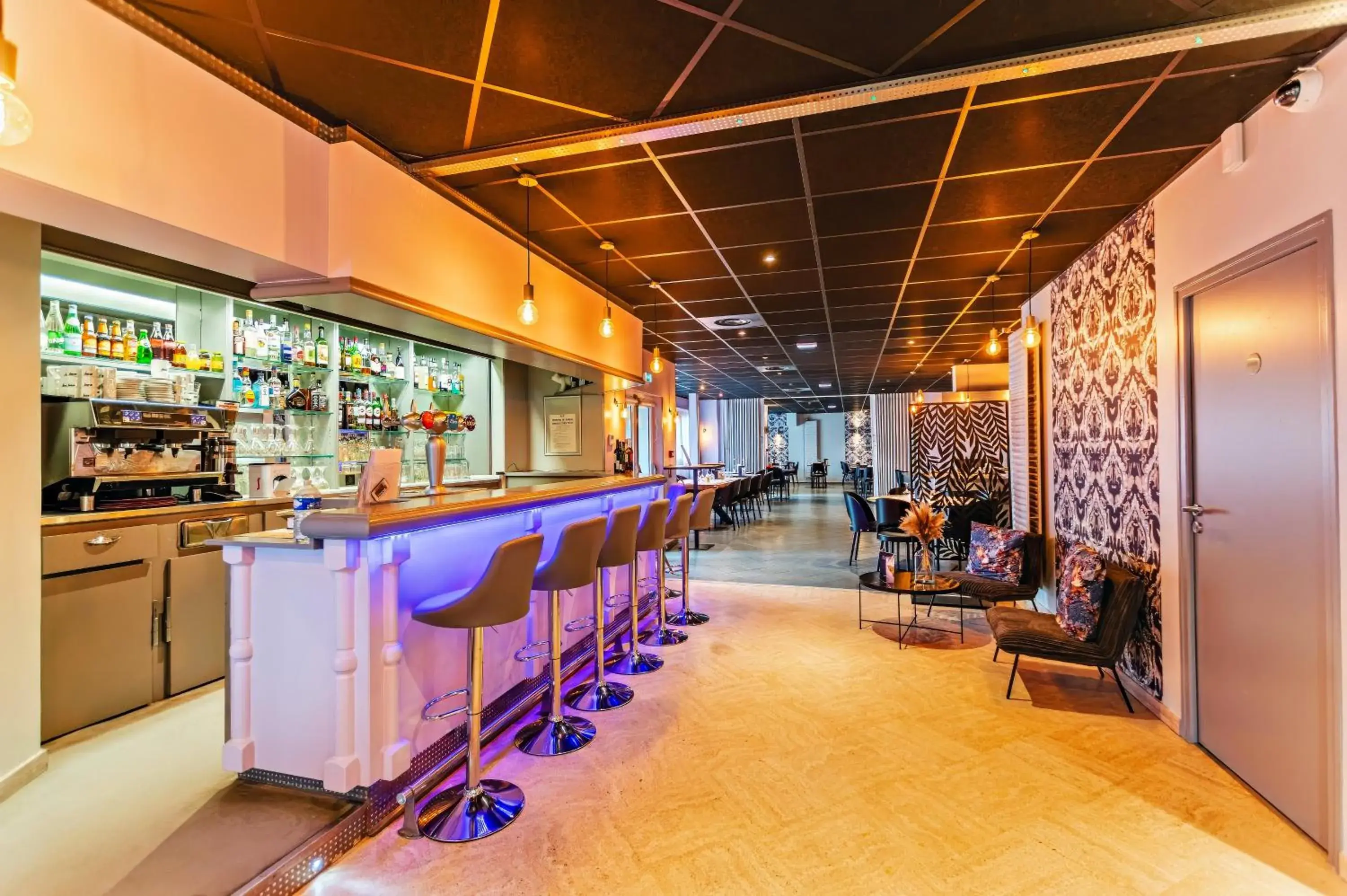 Property building, Lounge/Bar in Inter-Hotel Eclipse Lyon-Décines