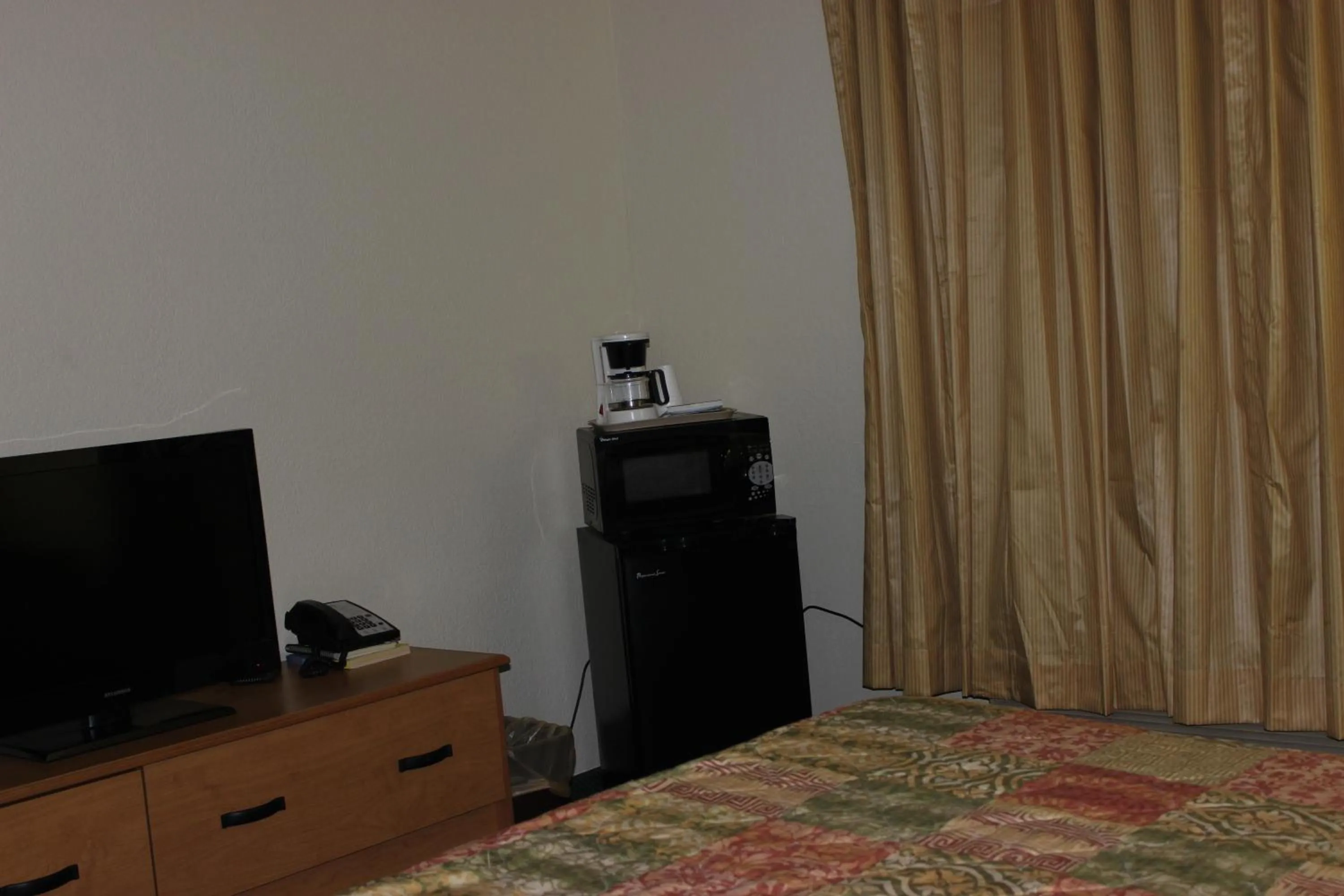 Bed, TV/Entertainment Center in Americas Best Value Inn Grand Forks