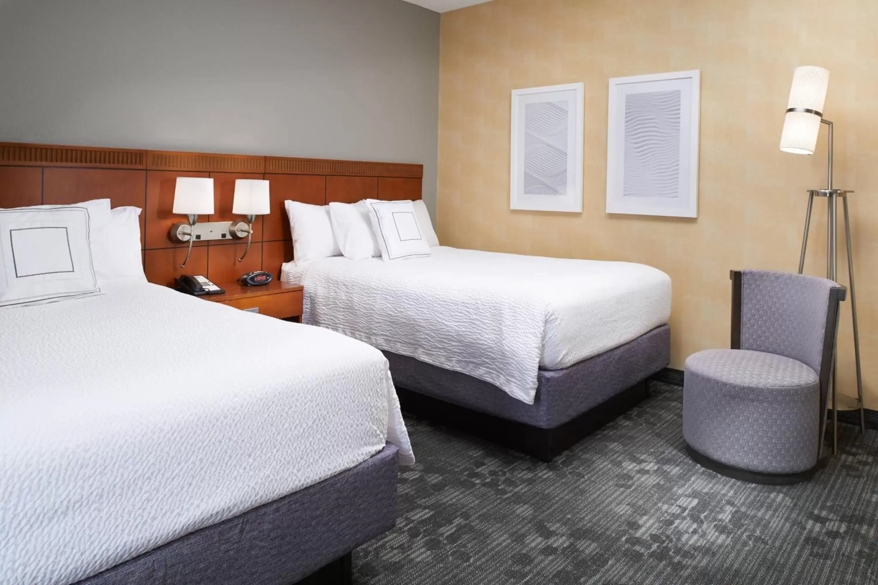 Photo of the whole room, Bed in Courtyard by Marriott Lexington North