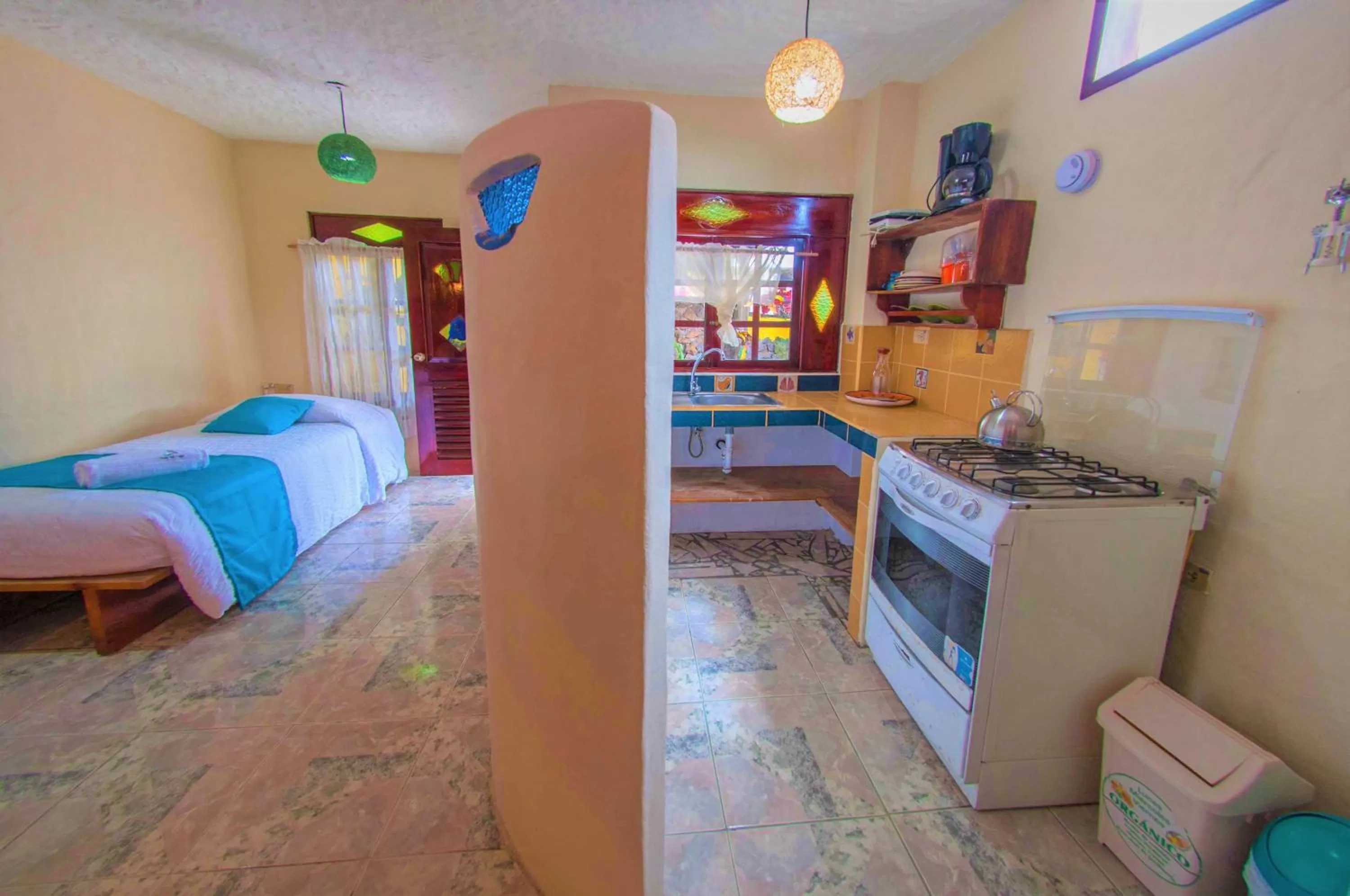 Kitchen or kitchenette, Bed in Casa del Lago Lodging House