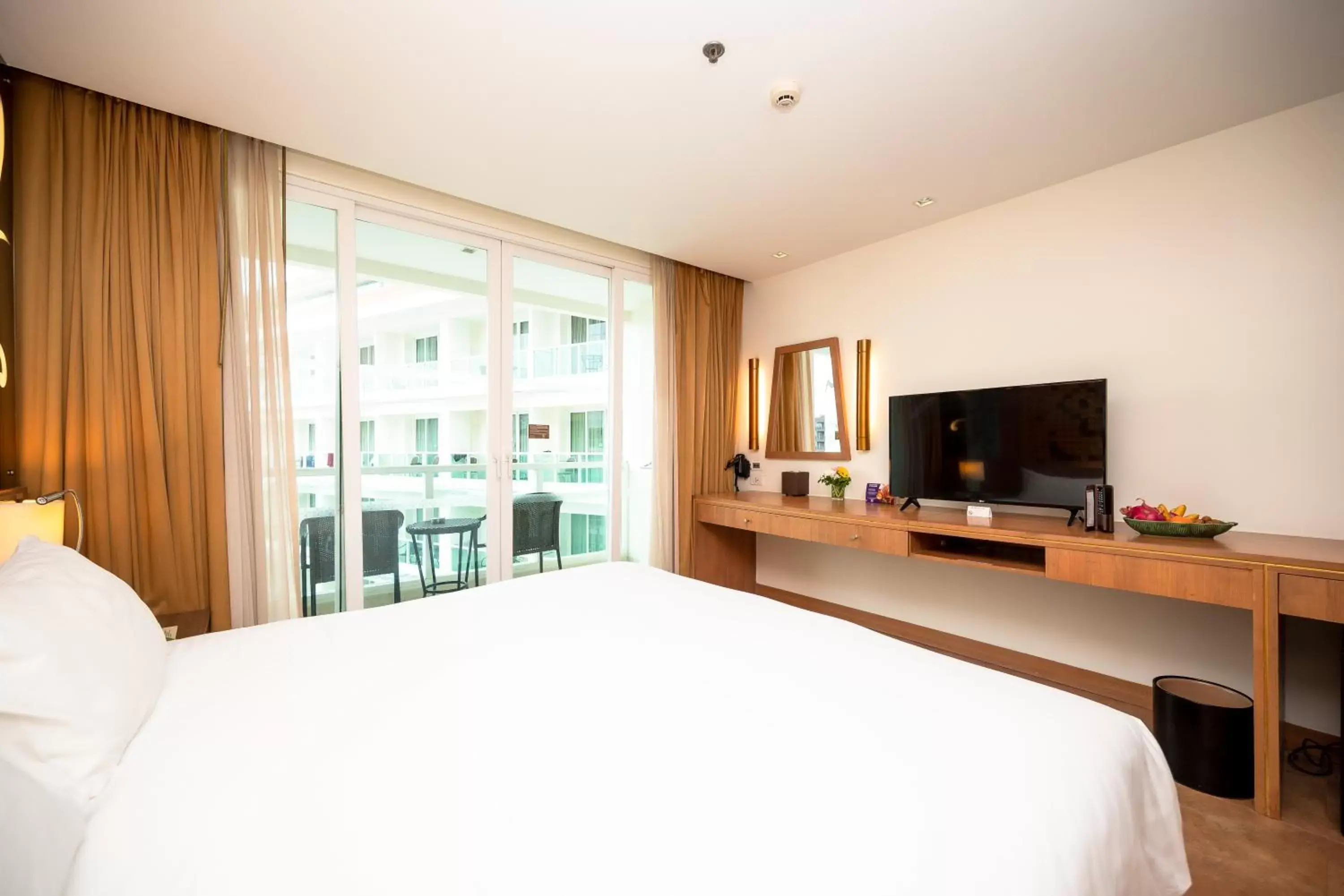 Bed, TV/Entertainment Center in Centara Nova Hotel and Spa Pattaya