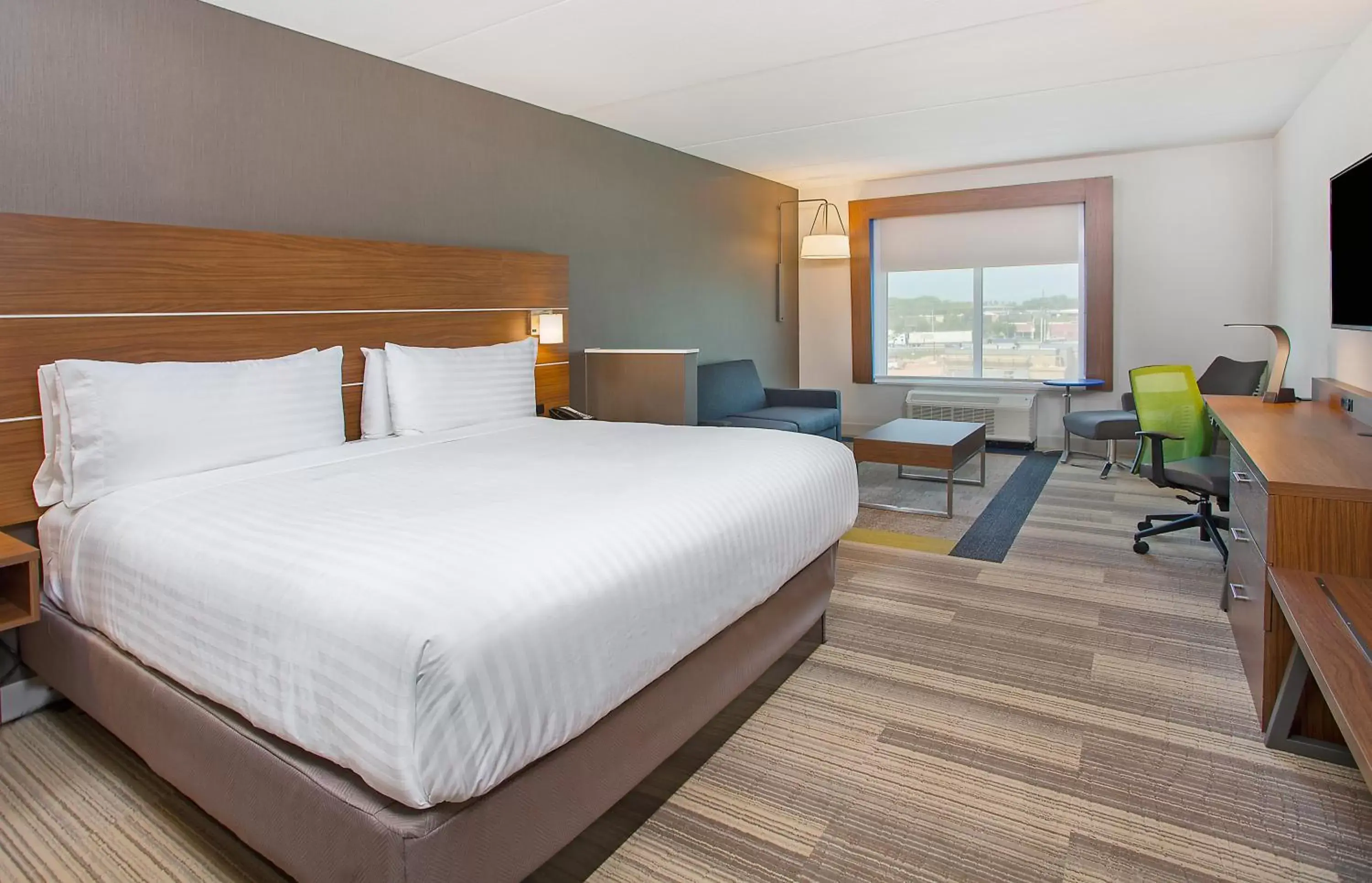 Bedroom, Bed in Holiday Inn Express & Suites Covington, an IHG Hotel