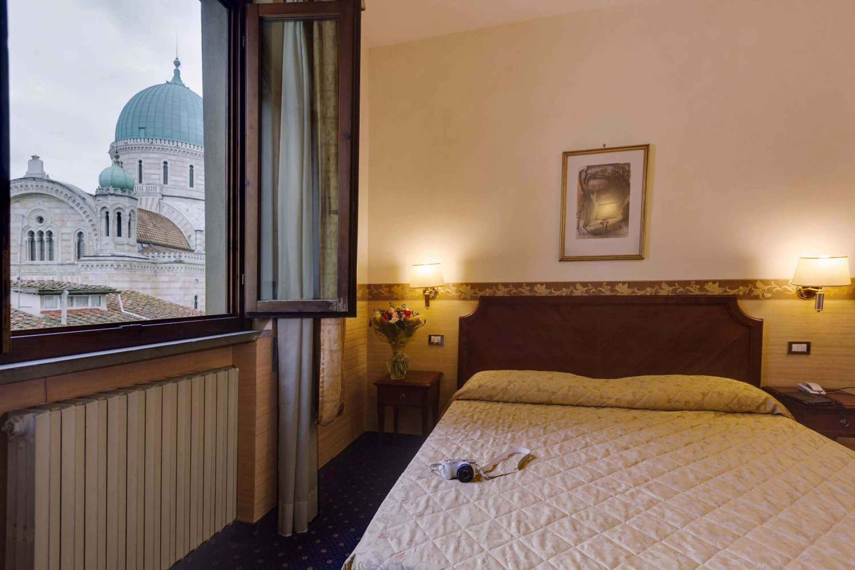 View (from property/room), Bed in Hotel Arizona