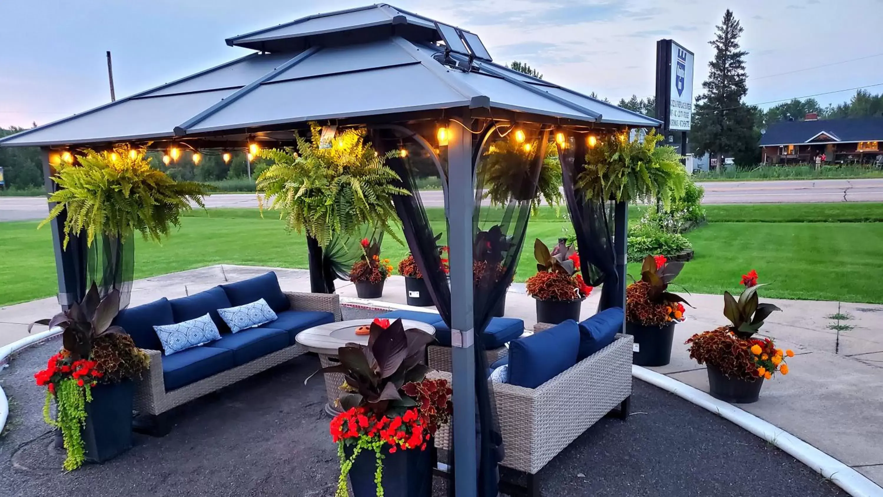 Property building in Knights Inn Colonial Fireside Inn Property building in Knights Inn Colonial Fireside Inn