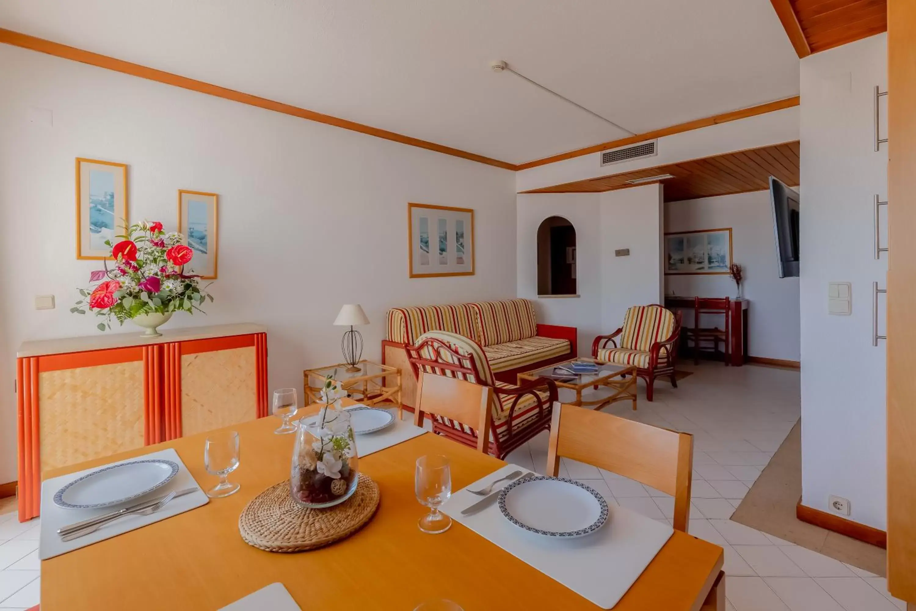 Living room, Restaurant/Places to Eat in Muthu Oura Praia Hotel