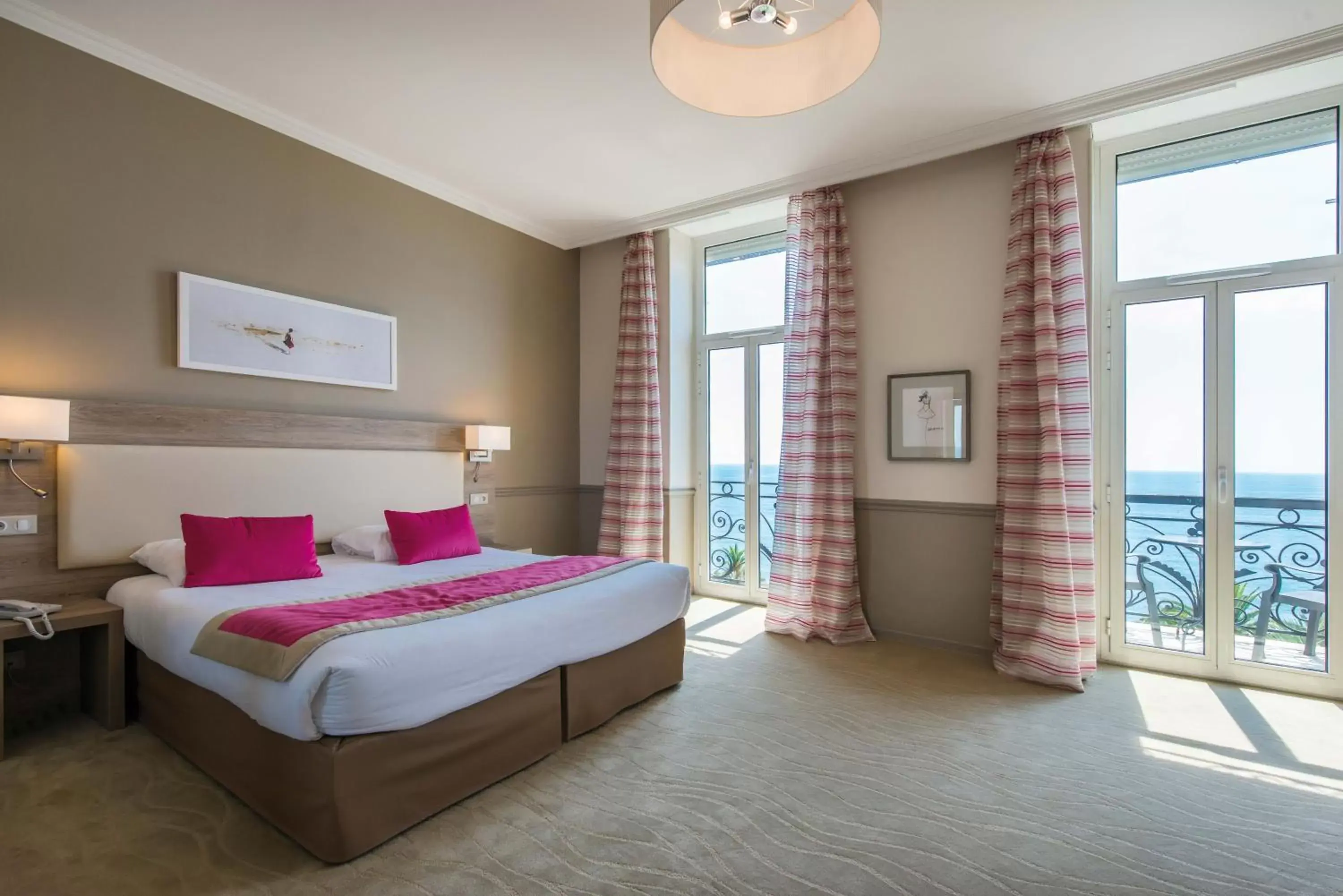 Bedroom, Bed in Hôtel Vacances Bleues Royal Westminster