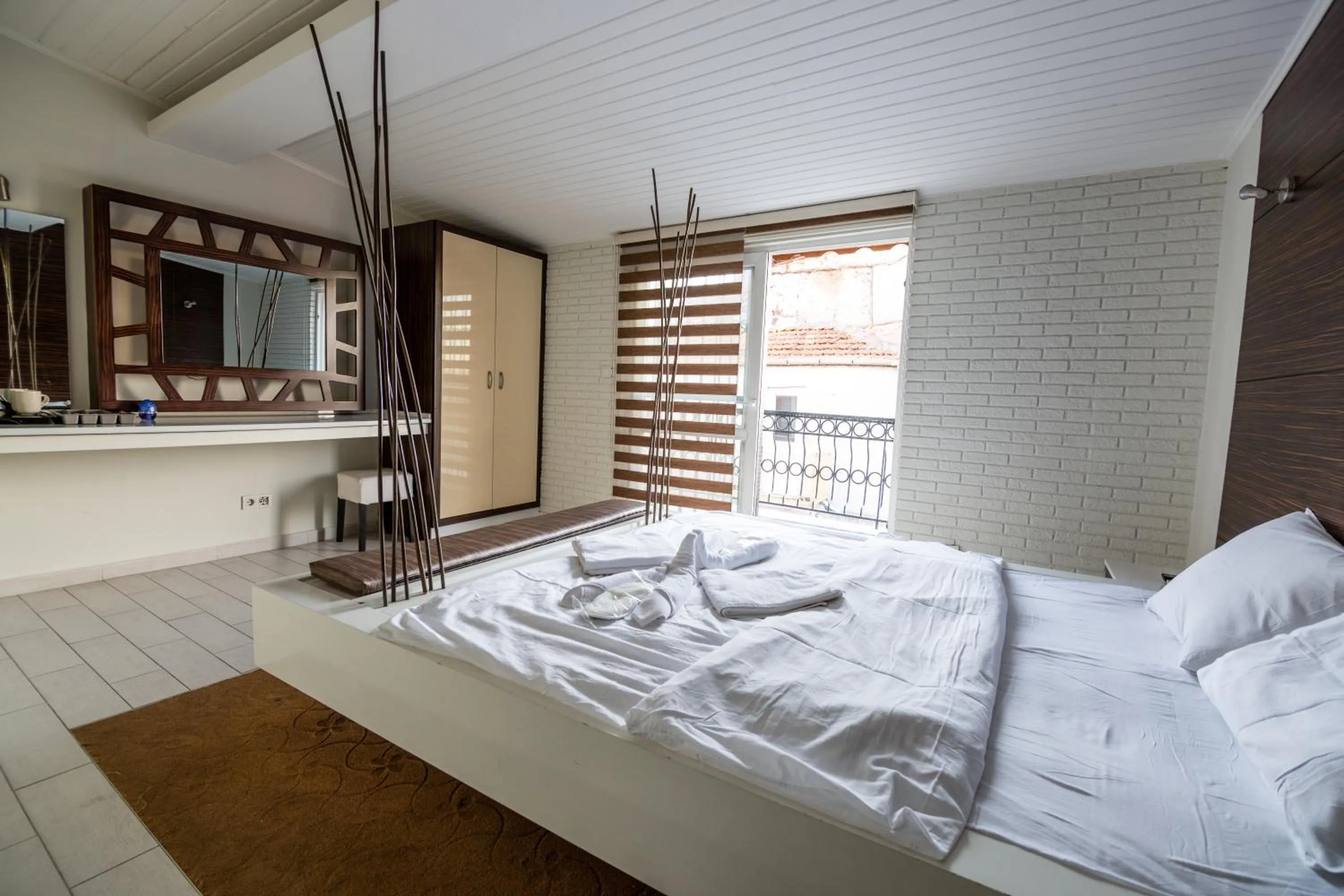 Photo of the whole room, Bed in Element Suites