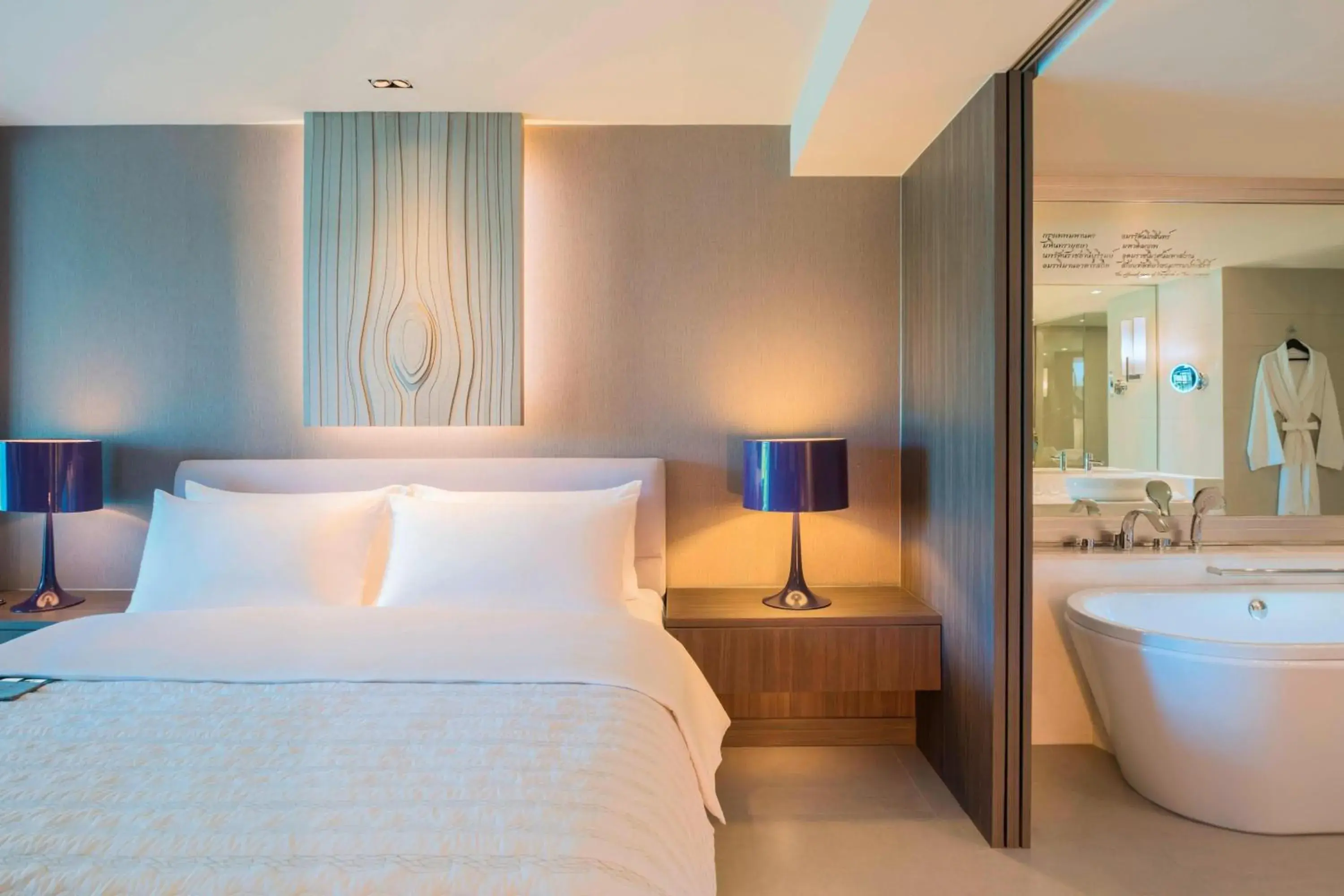 Photo of the whole room, Bed in Le Meridien Suvarnabhumi, Bangkok Golf Resort and Spa
