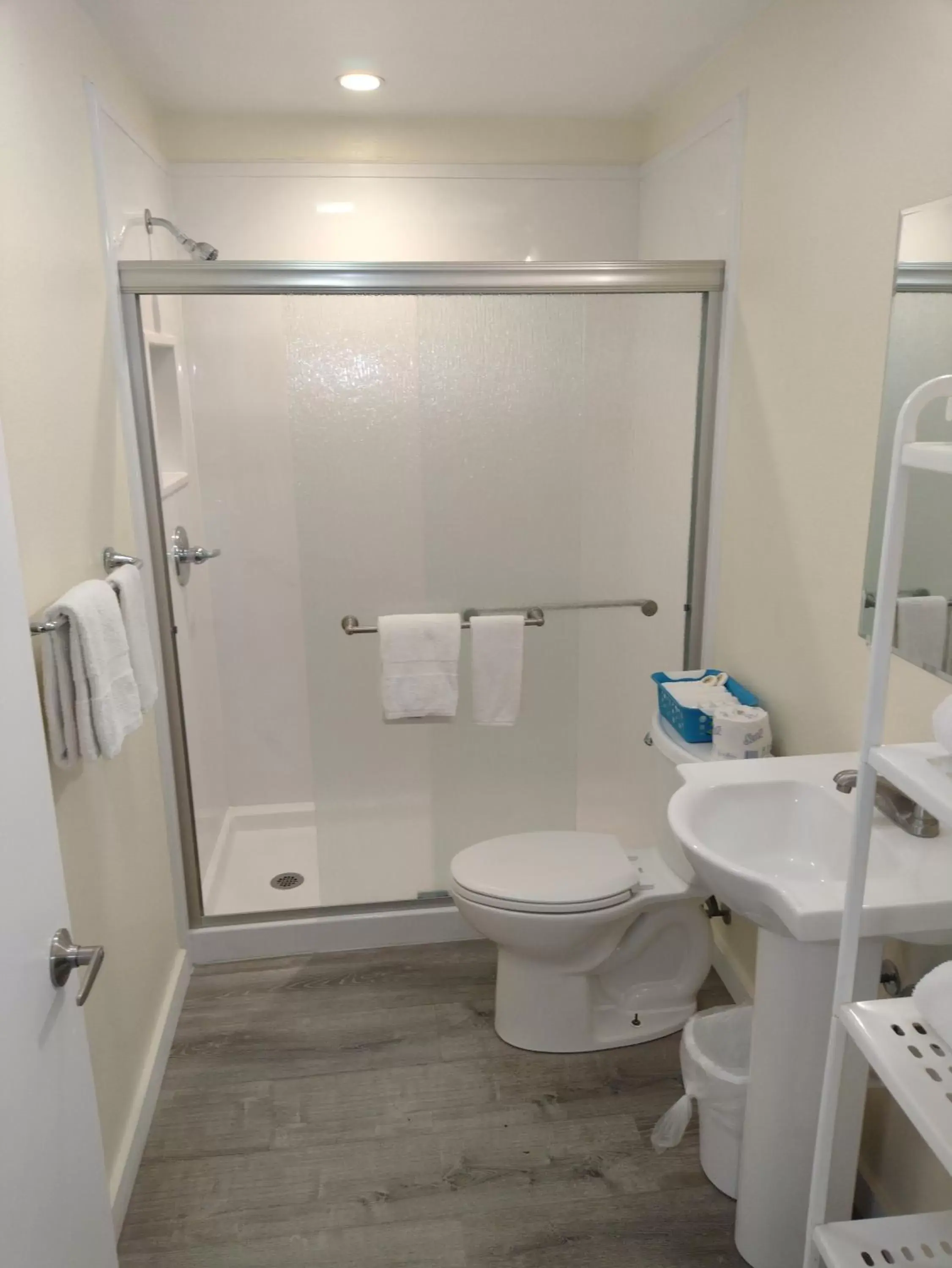 Shower, Bathroom in Double Barr Cottage Inn