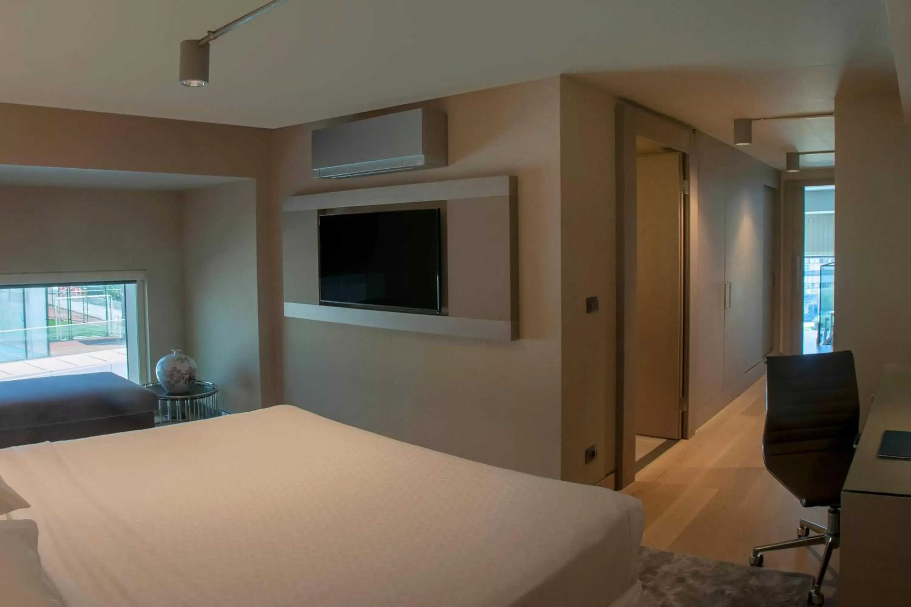 Bedroom, TV/Entertainment Center in Four Points by Sheraton Izmir