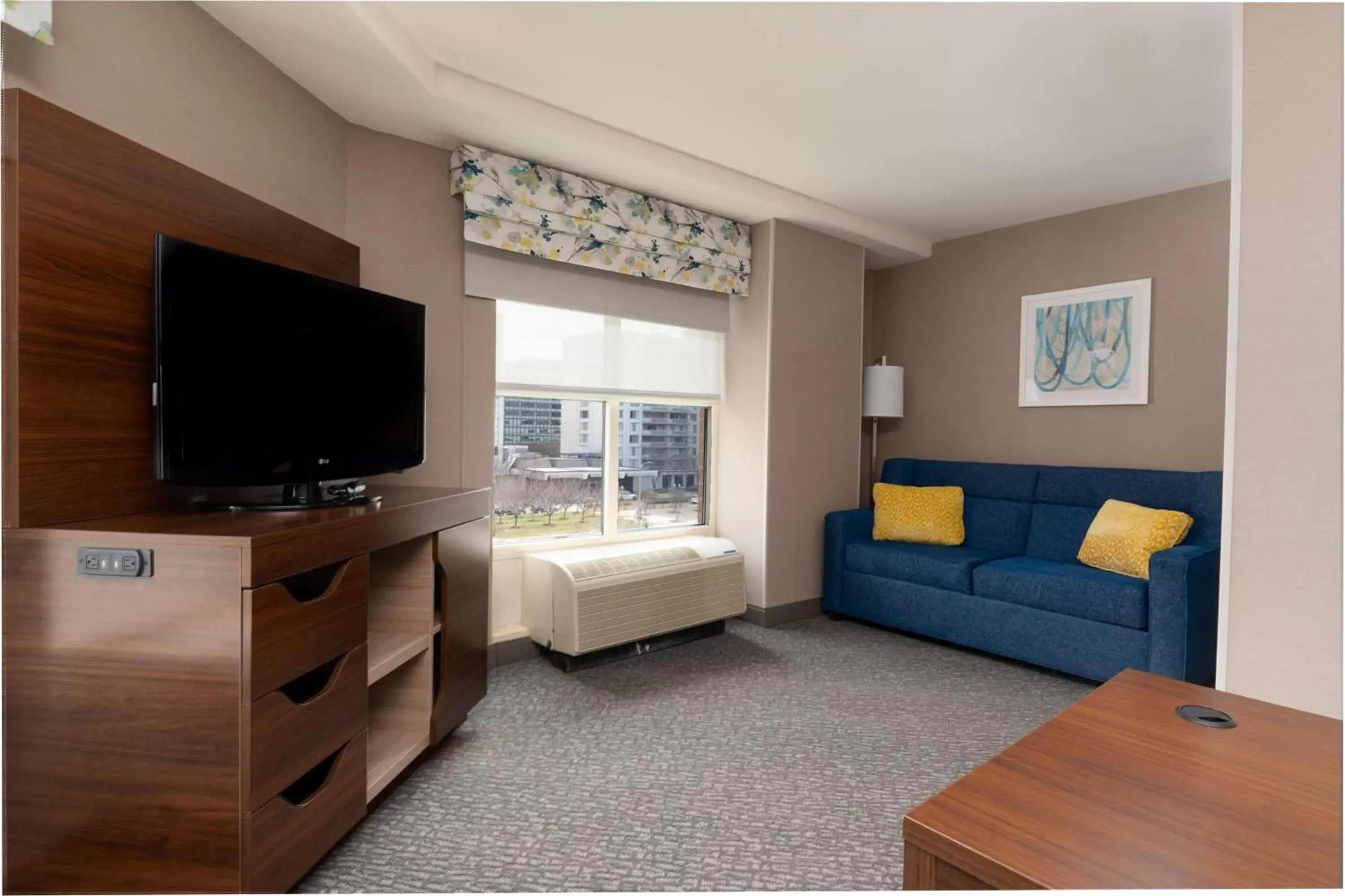 Living room, TV/Entertainment Center in Hampton Inn & Suites Arlington Crystal City DCA