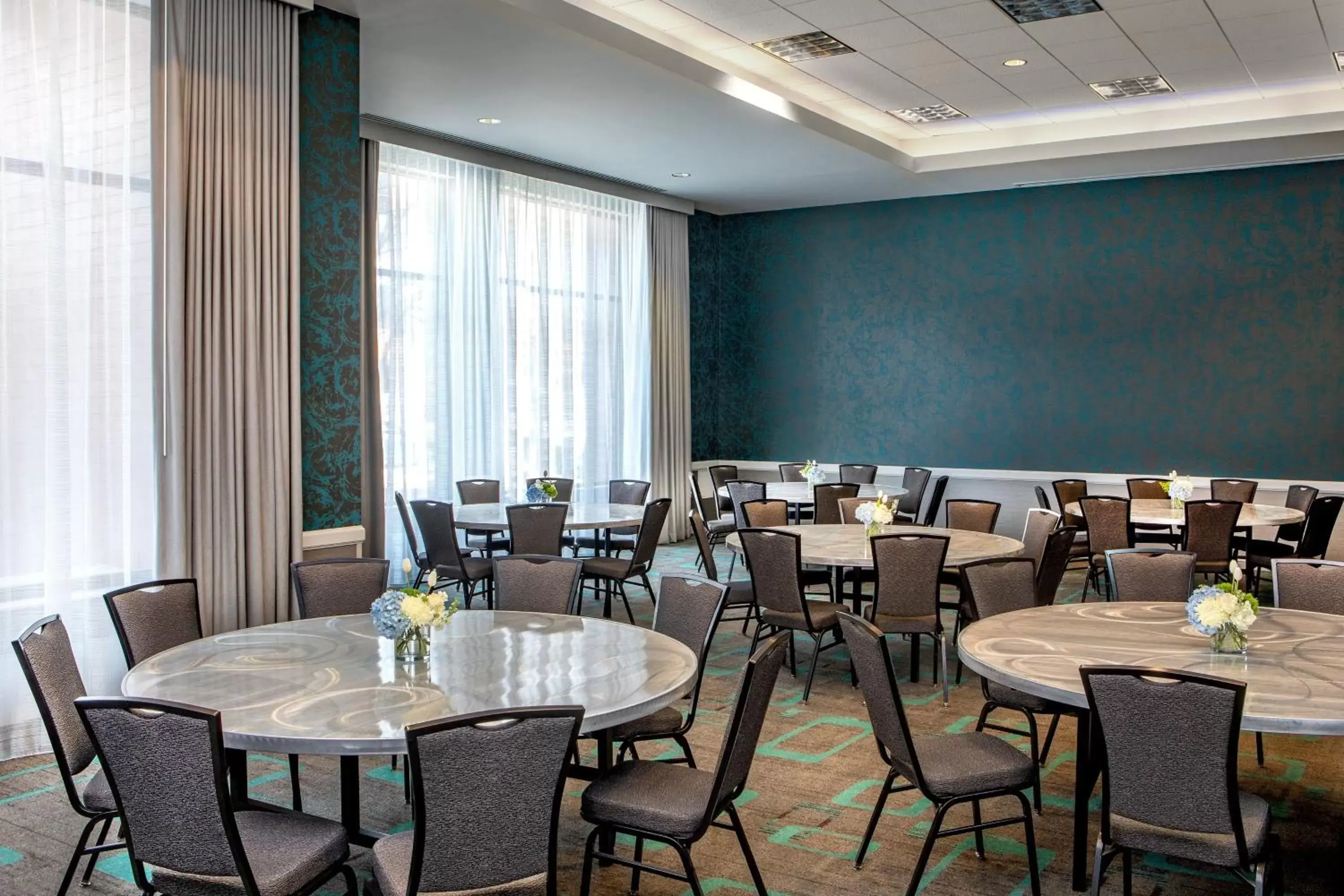 Meeting/conference room, Restaurant/Places to Eat in Residence Inn by Marriott Boston Cambridge