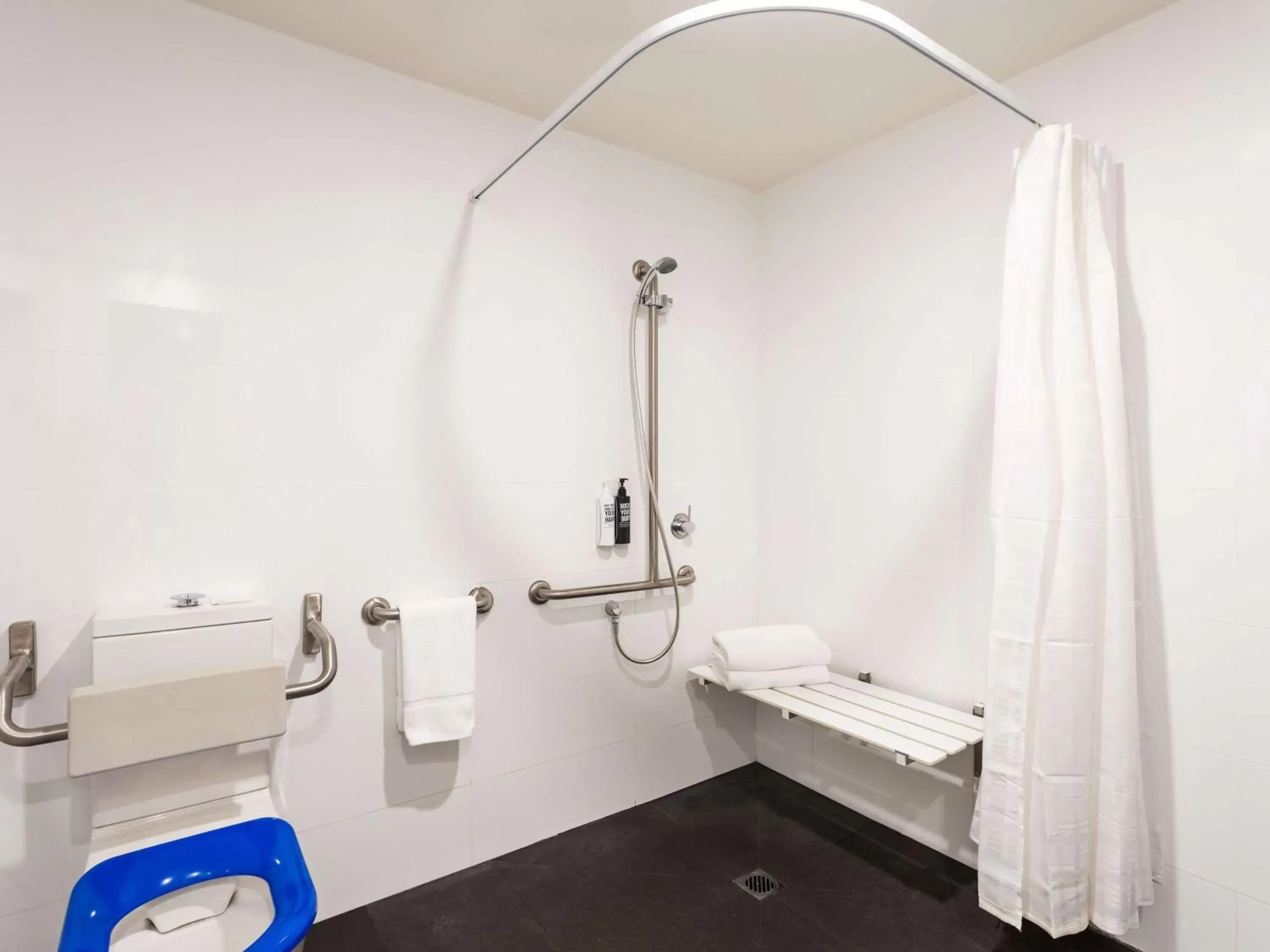 Bathroom in Ibis Styles Hobart