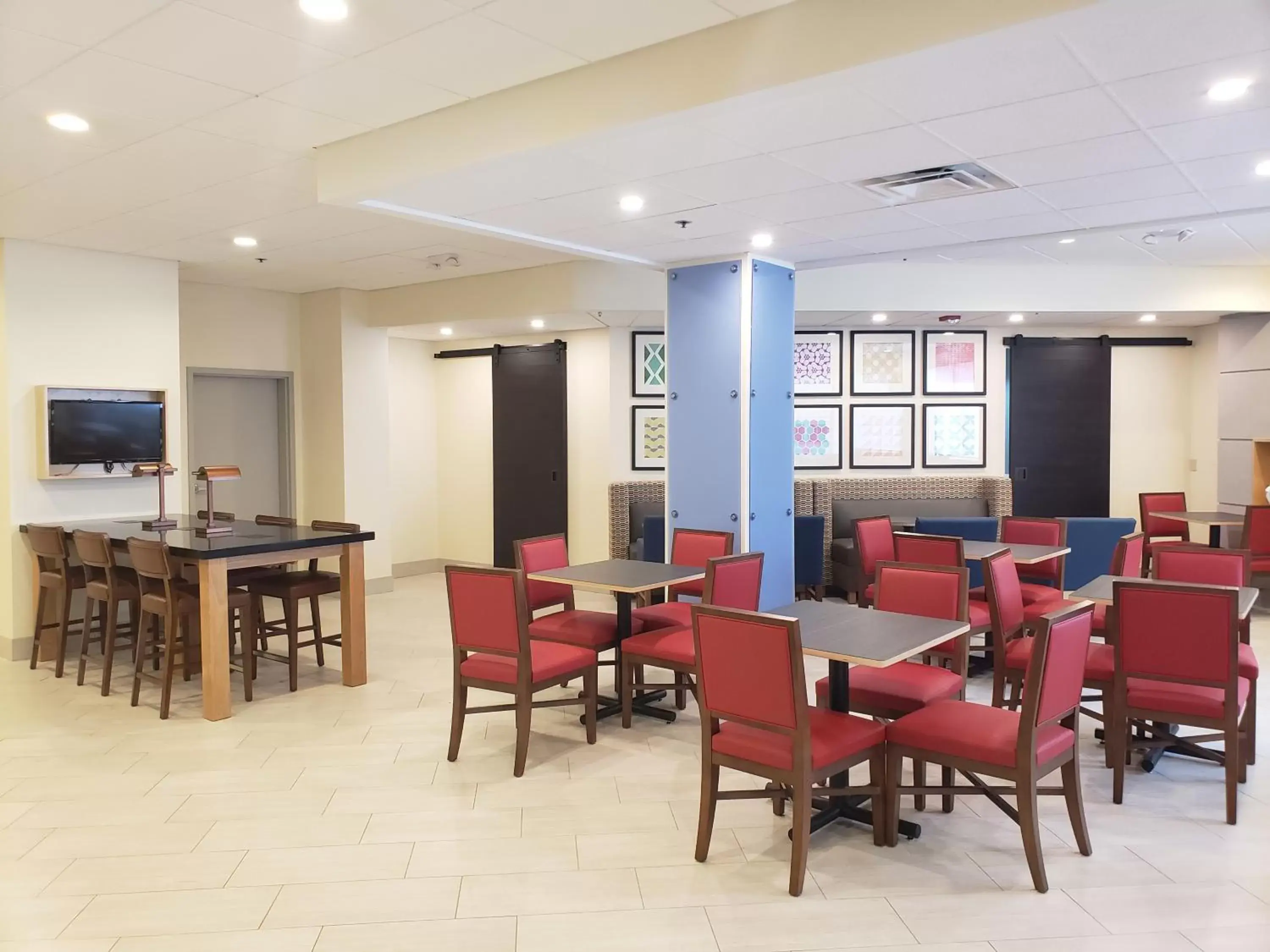 Seating area, Restaurant/Places to Eat in Holiday Inn Express Blowing Rock South, an IHG Hotel