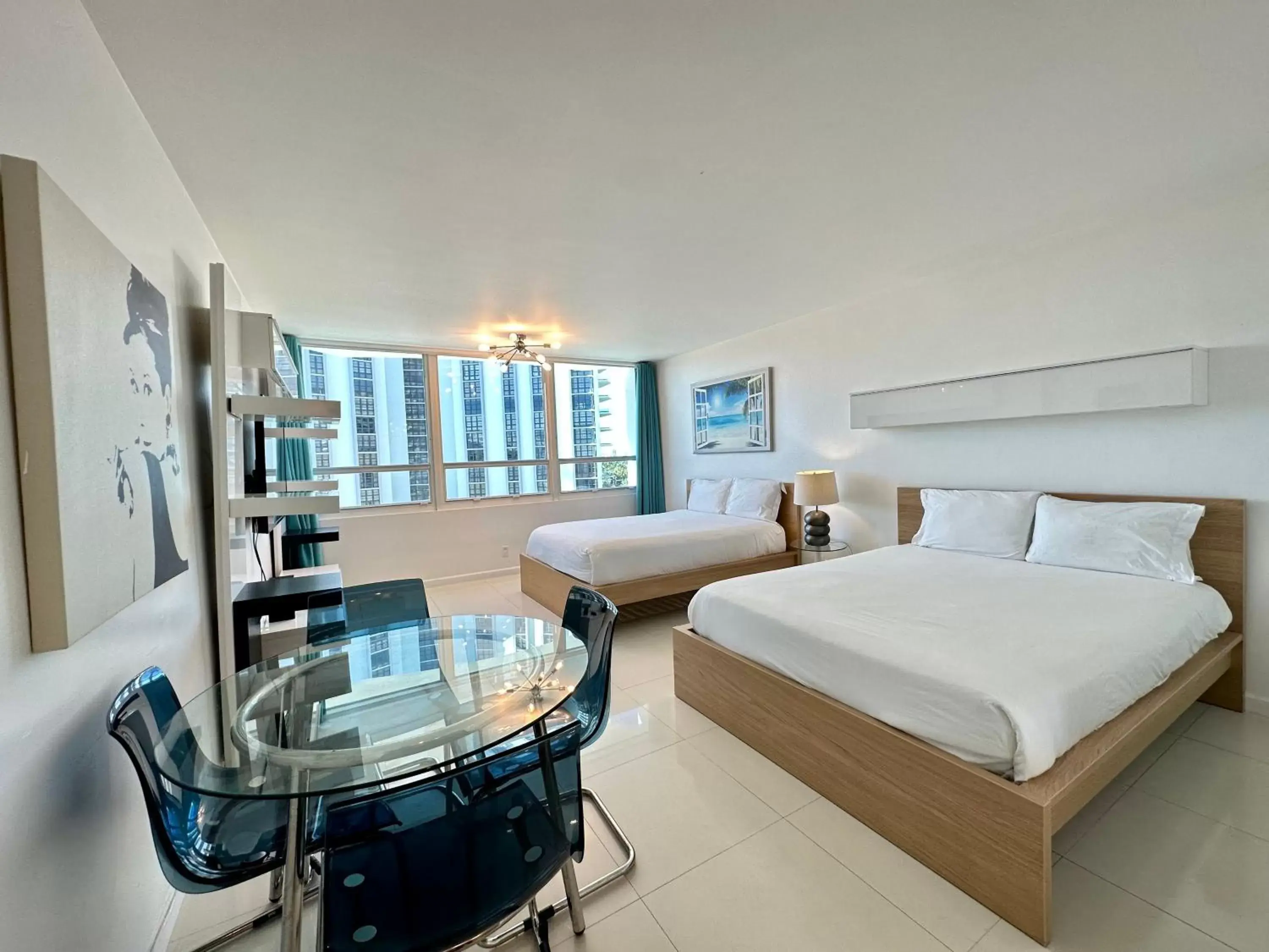Bay Studio, 2 Queen Beds in SeaStays Apartments